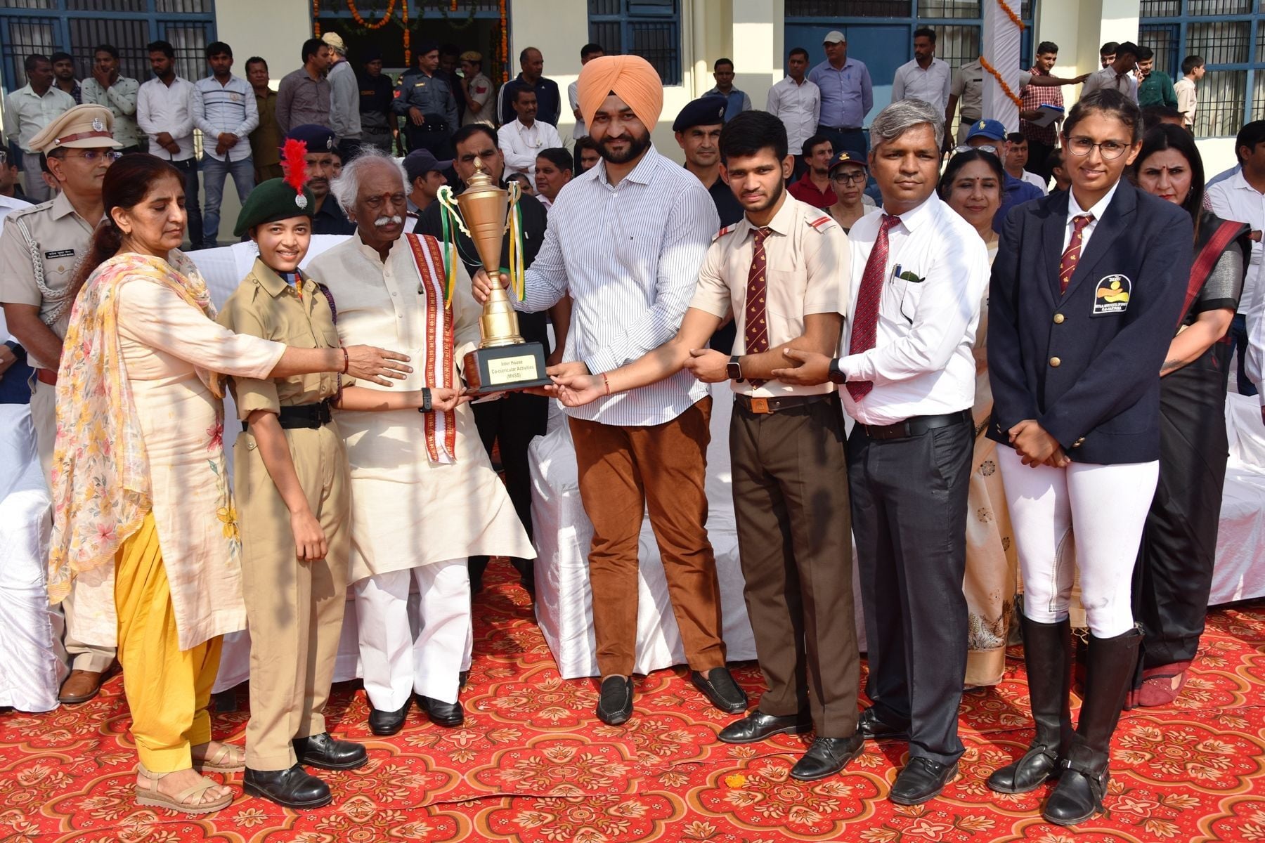 राज्यपाल बंडारू दत्तात्रेय व खेल मंत्री संदीप सिंह विद्यार्थियों को ट्रॉफी देते हुए। संवाद राज्यपाल बंडारू दत्तात्रेय व खेल मंत्री संदीप सिंह विद्यार्थियों को ट्रॉफी देते हुए। संवाद