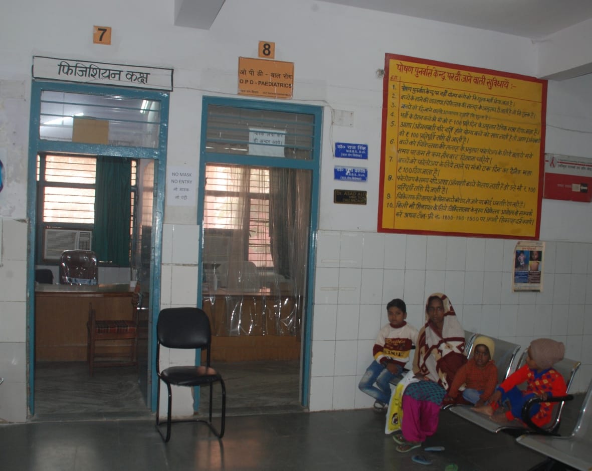 सुबह 8.51 बजे:बागपत जिला अस्पताल में खाली पड़ी चिकित्सकों की कुर्सी व परेशान बैठे मरीज