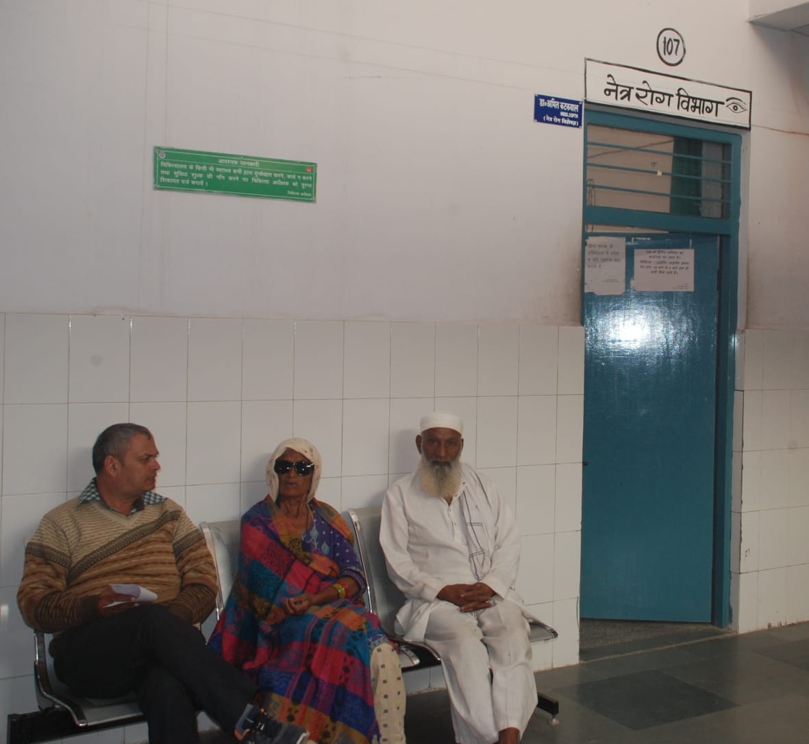 सुबह 9.1 बजे: बागपत जिला अस्पताल में नेत्र रोग कक्ष के बाहर चिकित्सक के इंतजार में बैठे मरीज