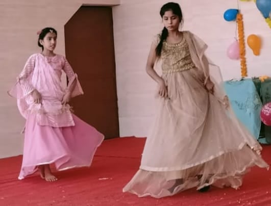 सुलतानपुर के डा. राजेंद्र प्रसाद स्कूल में प्रस्तुति देते बच्चें