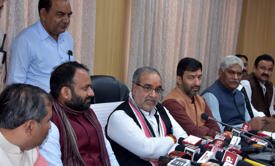 सर्किट हाउस पर पत्रकारो से वार्ता करते भाजपा प्रदेश अध्यक्ष चौधरी भूपेंद्र सिंह सर्किट हाउस पर पत्रकारो से वार्ता करते भाजपा प्रदेश अध्यक्ष चौधरी भूपेंद्र सिंह