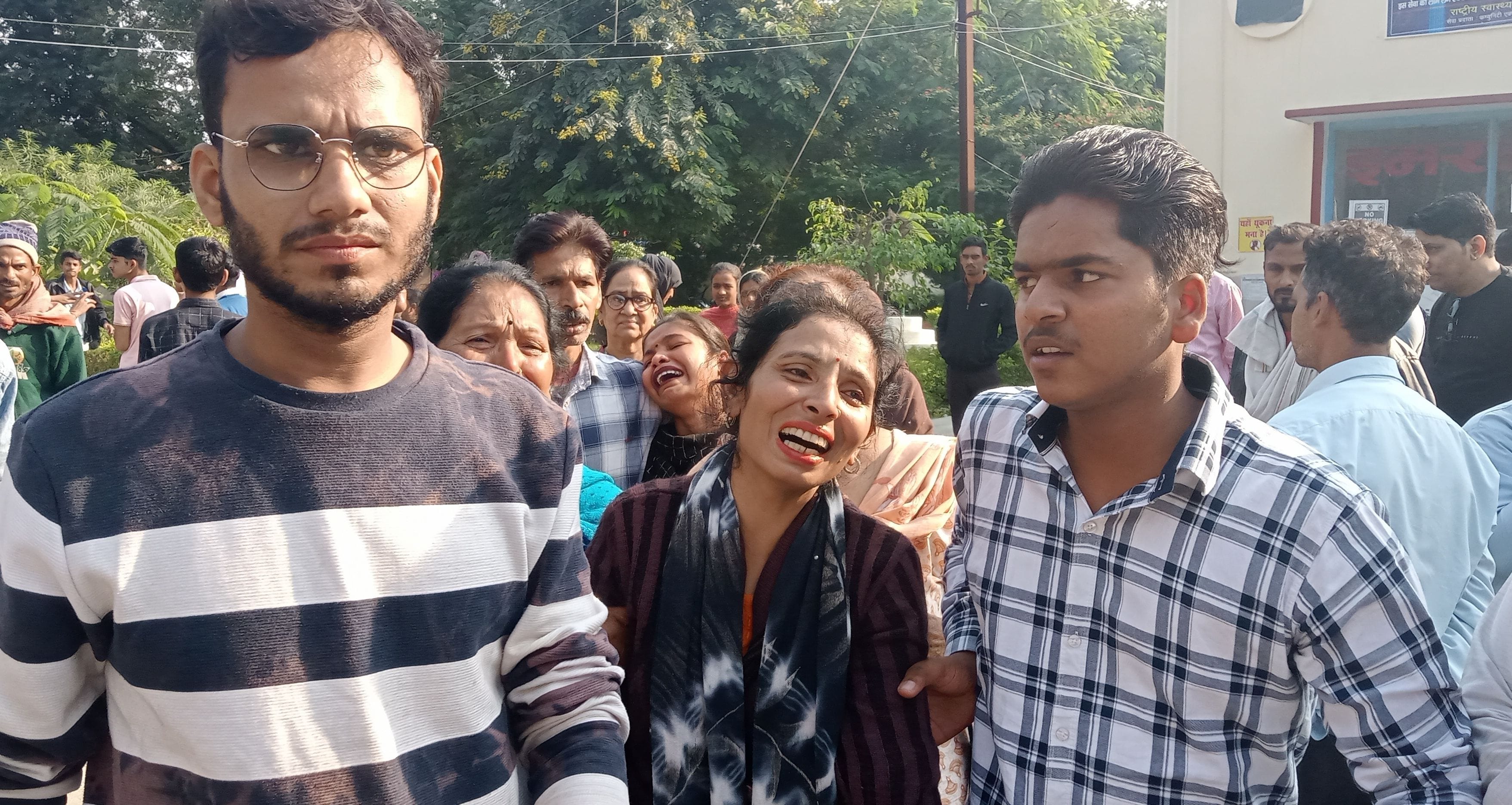 काशीपुर के सरकारी अस्पताल में रोती बिलखती मां चित्रा। संवाद