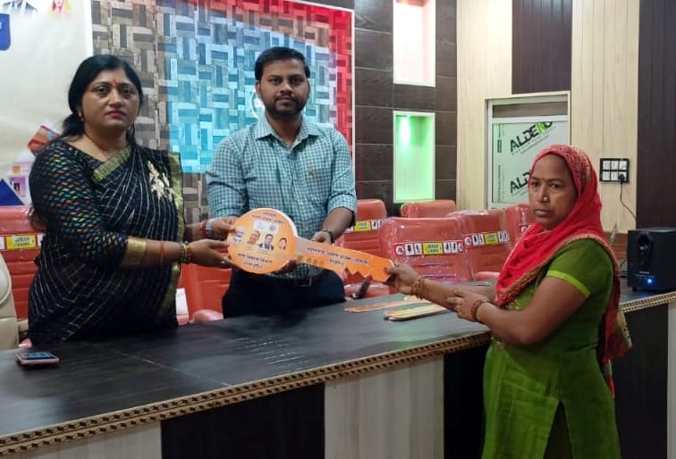 नूरपुर में लाभार्थी को मुख्यमंत्री आवास योजना के तहत चाबी सौंपती ब्लॉक प्रमुख आकांक्षा चौहान। नूरपुर में लाभार्थी को मुख्यमंत्री आवास योजना के तहत चाबी सौंपती ब्लॉक प्रमुख आकांक्षा चौहान।
