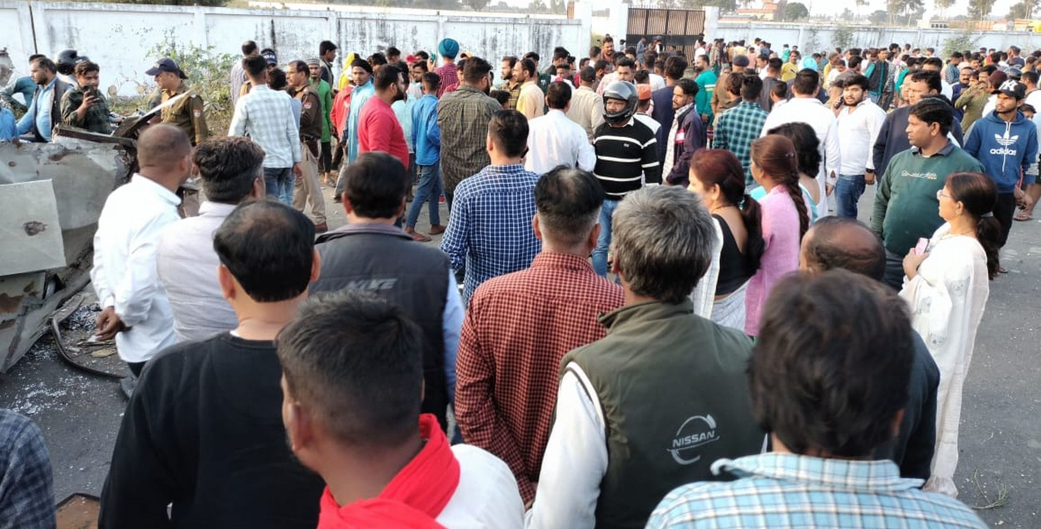 सितारगंज में हादसे के बाद मौके पर जमा भीड़।  संवाद