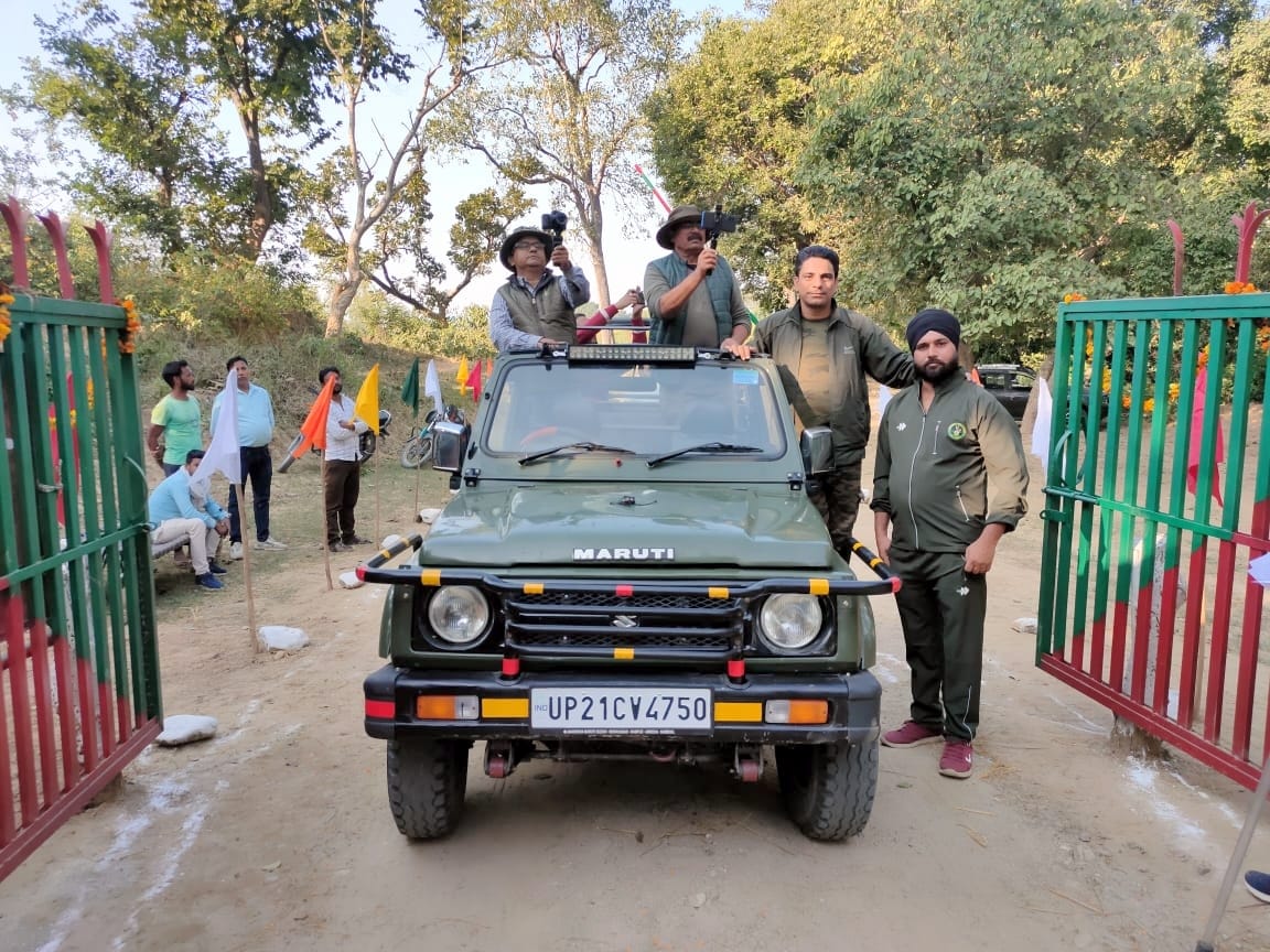 अमानगढ़ में घूमने जाता पर्यटकों का दल।
