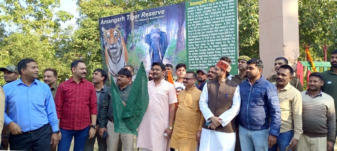 अमानगढ़ में हरी झंडी दिखाकर जंगल सफारी का शुभारंभ करते अतिथिगण। अमानगढ़ में हरी झंडी दिखाकर जंगल सफारी का शुभारंभ करते अतिथिगण।