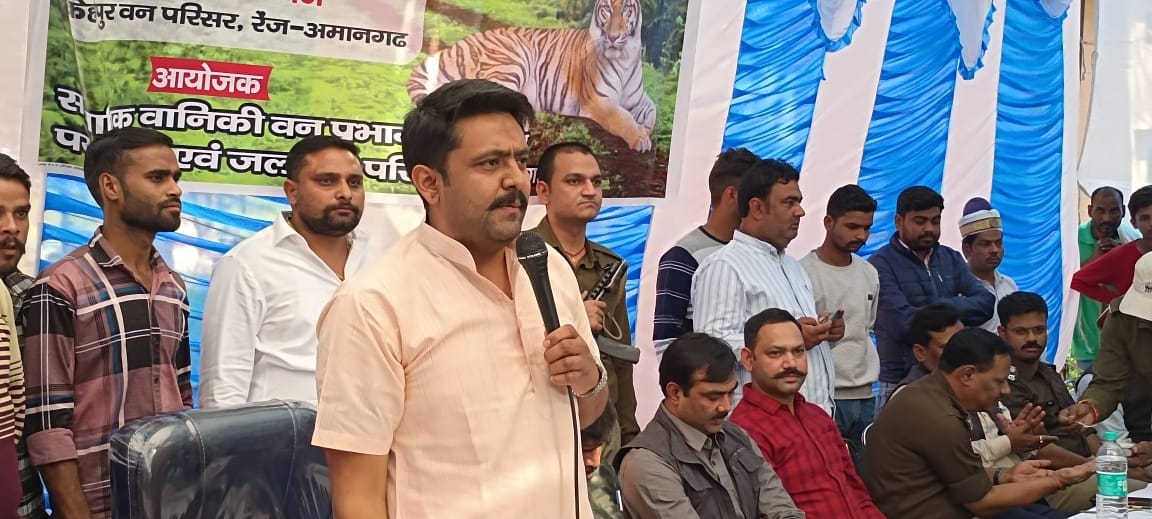 अमानगढ़ में हरी झंडी दिखाकर जंगल सफारी के शुभारंभ कार्यक्रम को संबोधित करते विधायक सुशांत सिंह। अमानगढ़ में हरी झंडी दिखाकर जंगल सफारी के शुभारंभ कार्यक्रम को संबोधित करते विधायक सुशांत सिंह।