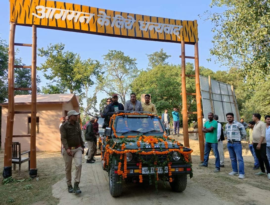 अमानगढ़ में पर्यटन के लिए जाते लोग। अमानगढ़ में पर्यटन के लिए जाते लोग।