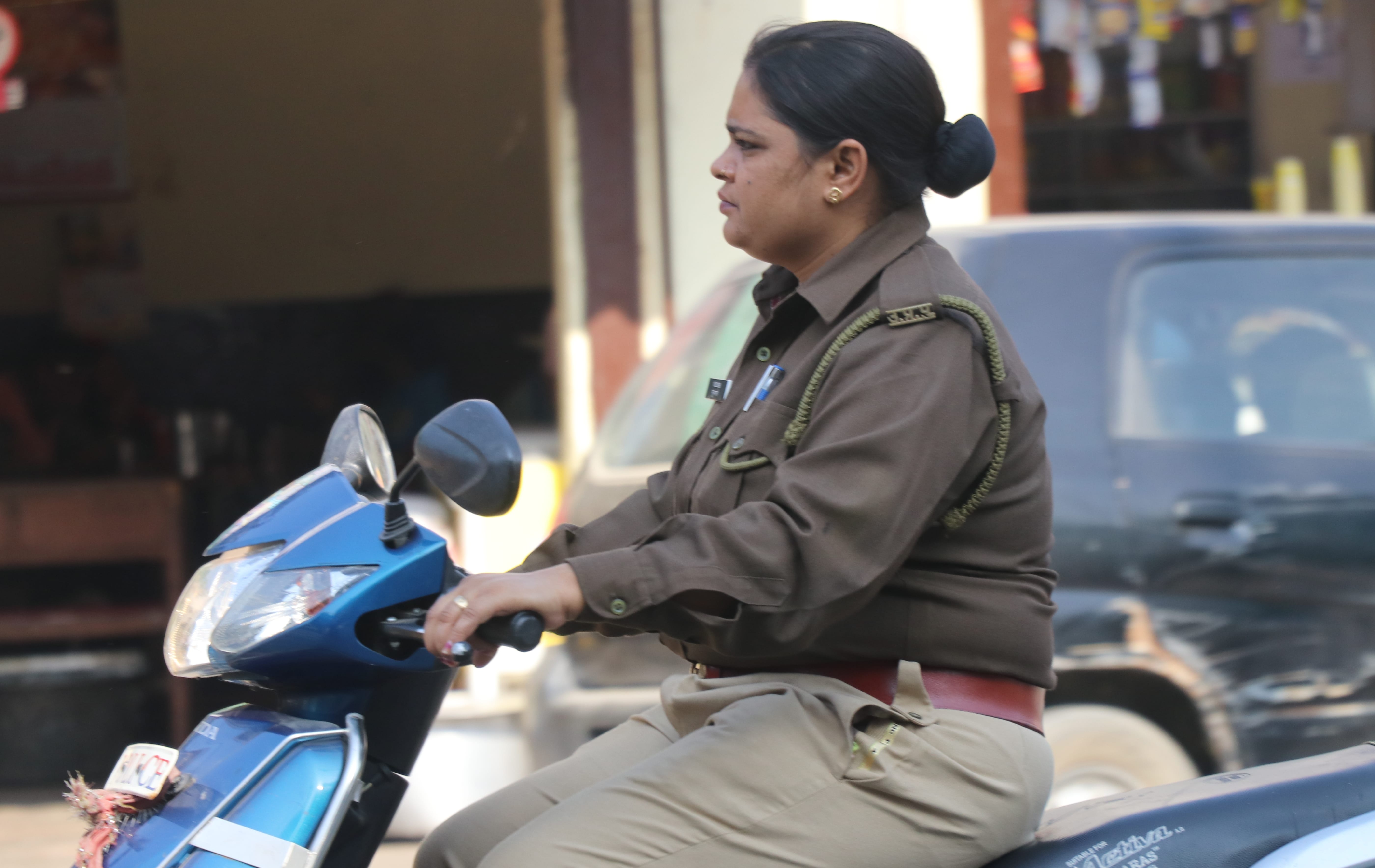 बिजनौर में बिना हेलमेट के जाती महिल पुलिसकर्मी।