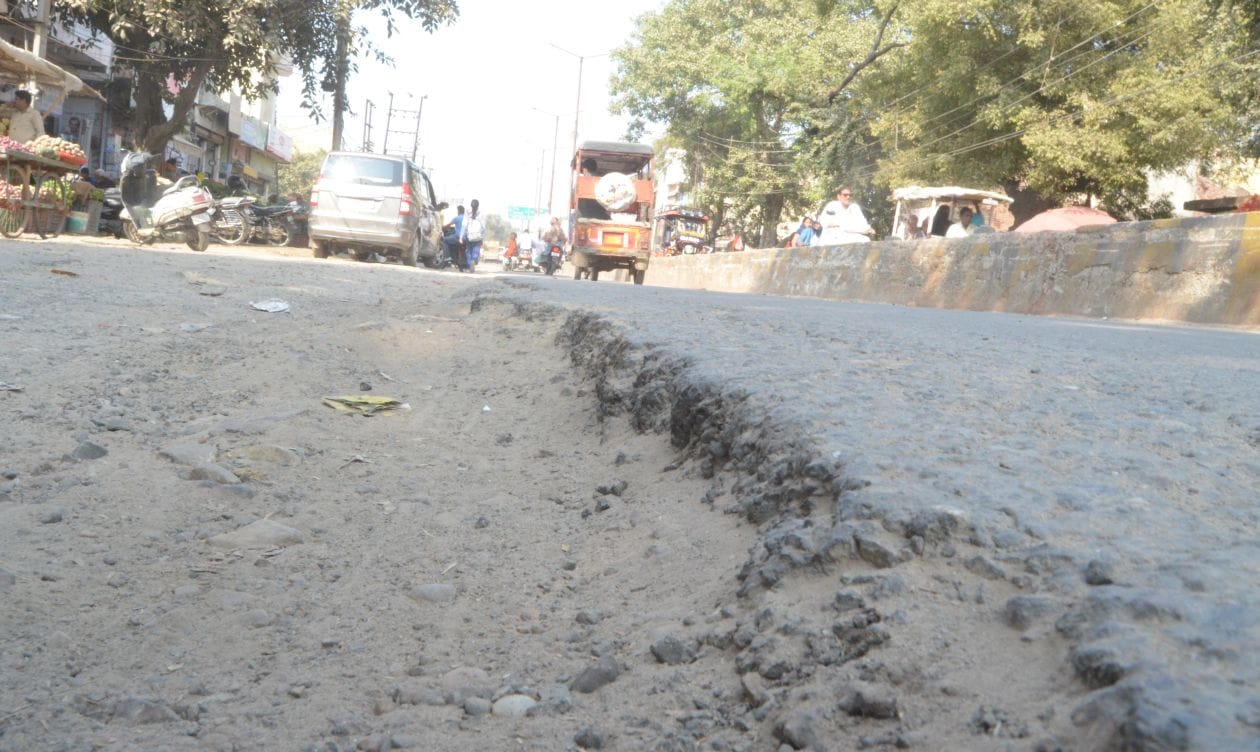 बुलंदशहर रोड पर सडक टूटने के बाद हुये गड्ढे ।संवाद