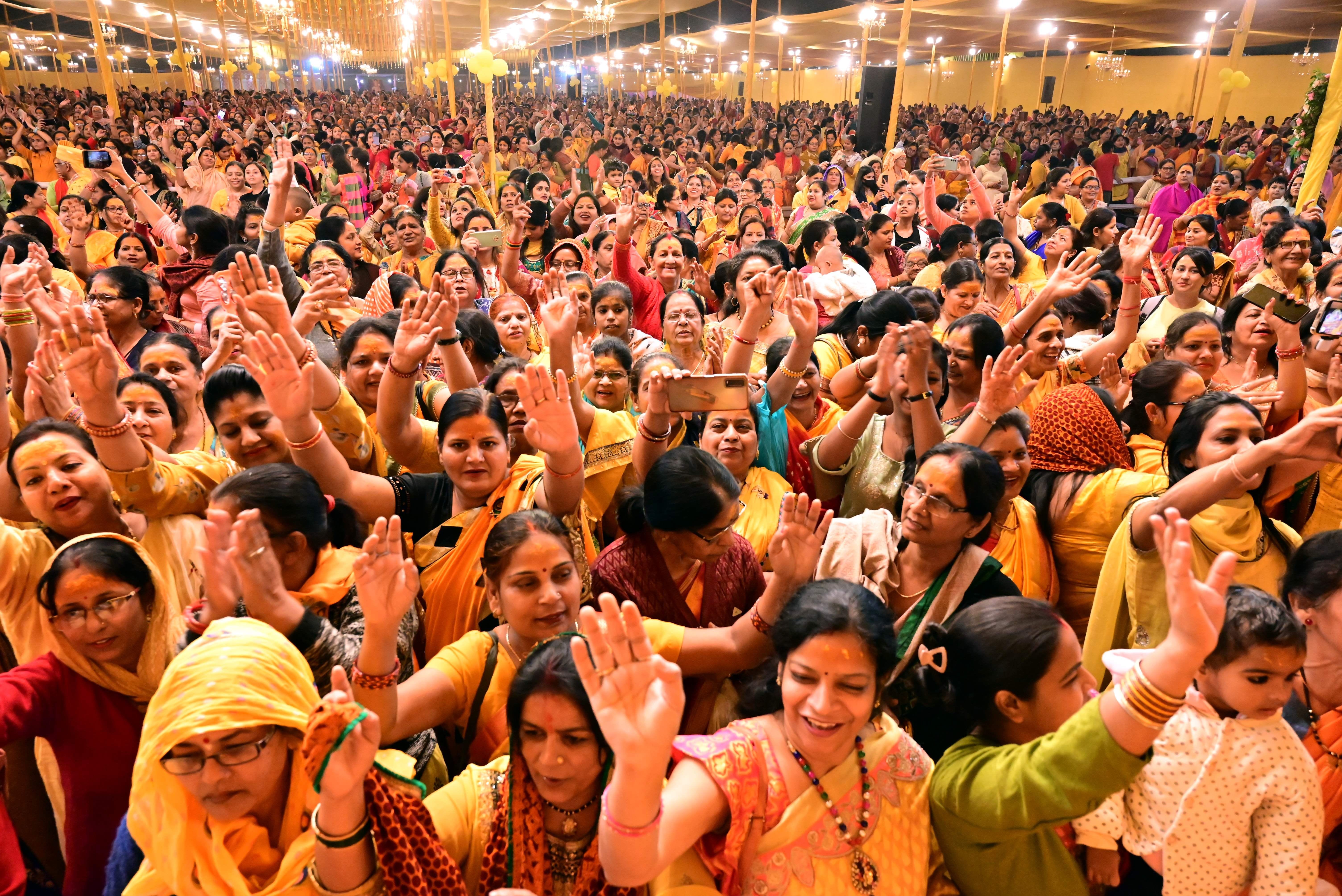 हल्द्वानी में एमबी इंटर कॉलेज मैदान में हरिशरणम जन सेवायत द्वारा आयोजित भक्ति महोत्सव में कथा स? हल्द्वानी में एमबी इंटर कॉलेज मैदान में हरिशरणम जन सेवायत द्वारा आयोजित भक्ति महोत्सव में कथा स?