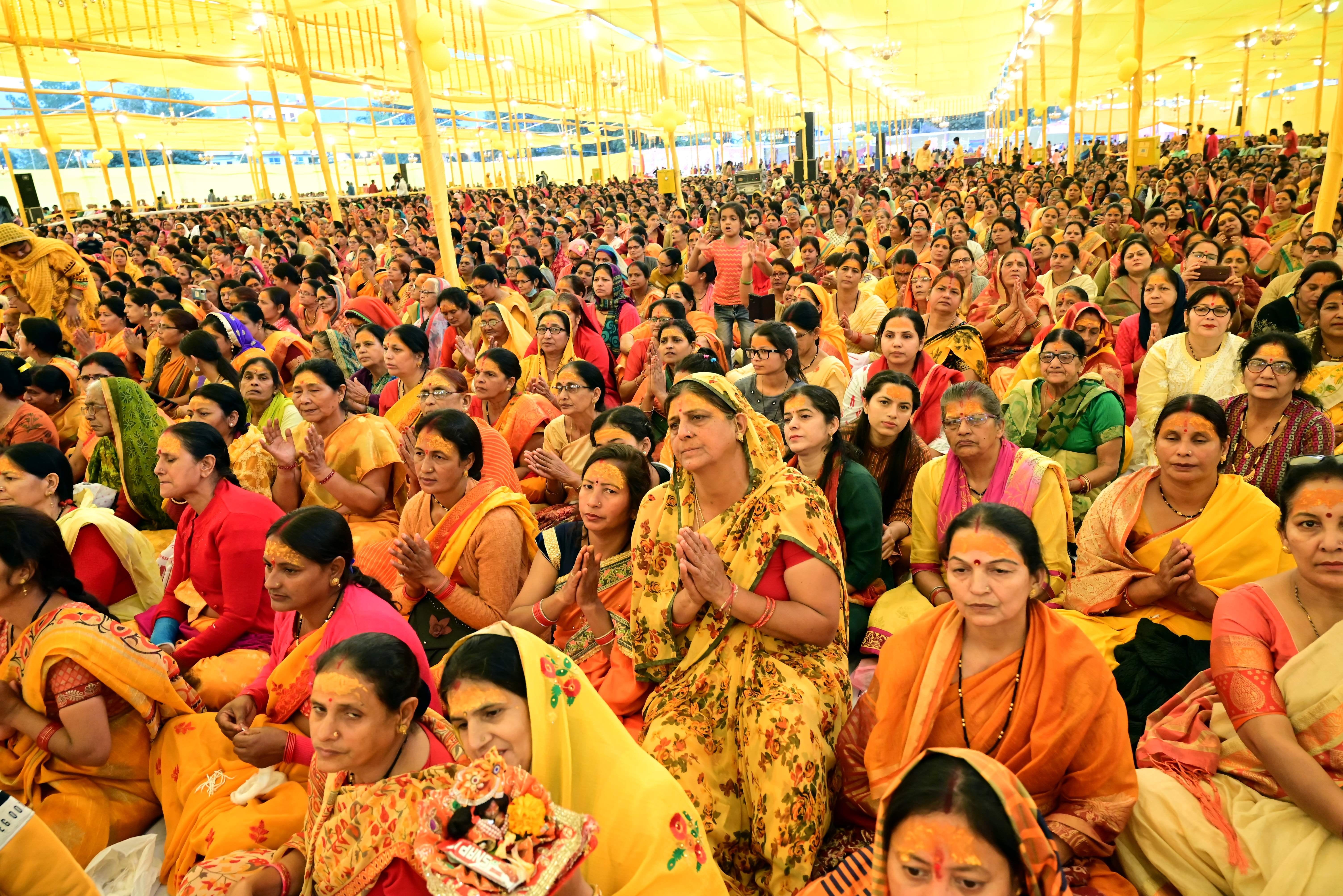 हल्द्वानी में एमबी इंटर कॉलेज मैदान में हरिशरणम जन सेवायत द्वारा आयोजित भक्ति महोत्सव में कथा स?