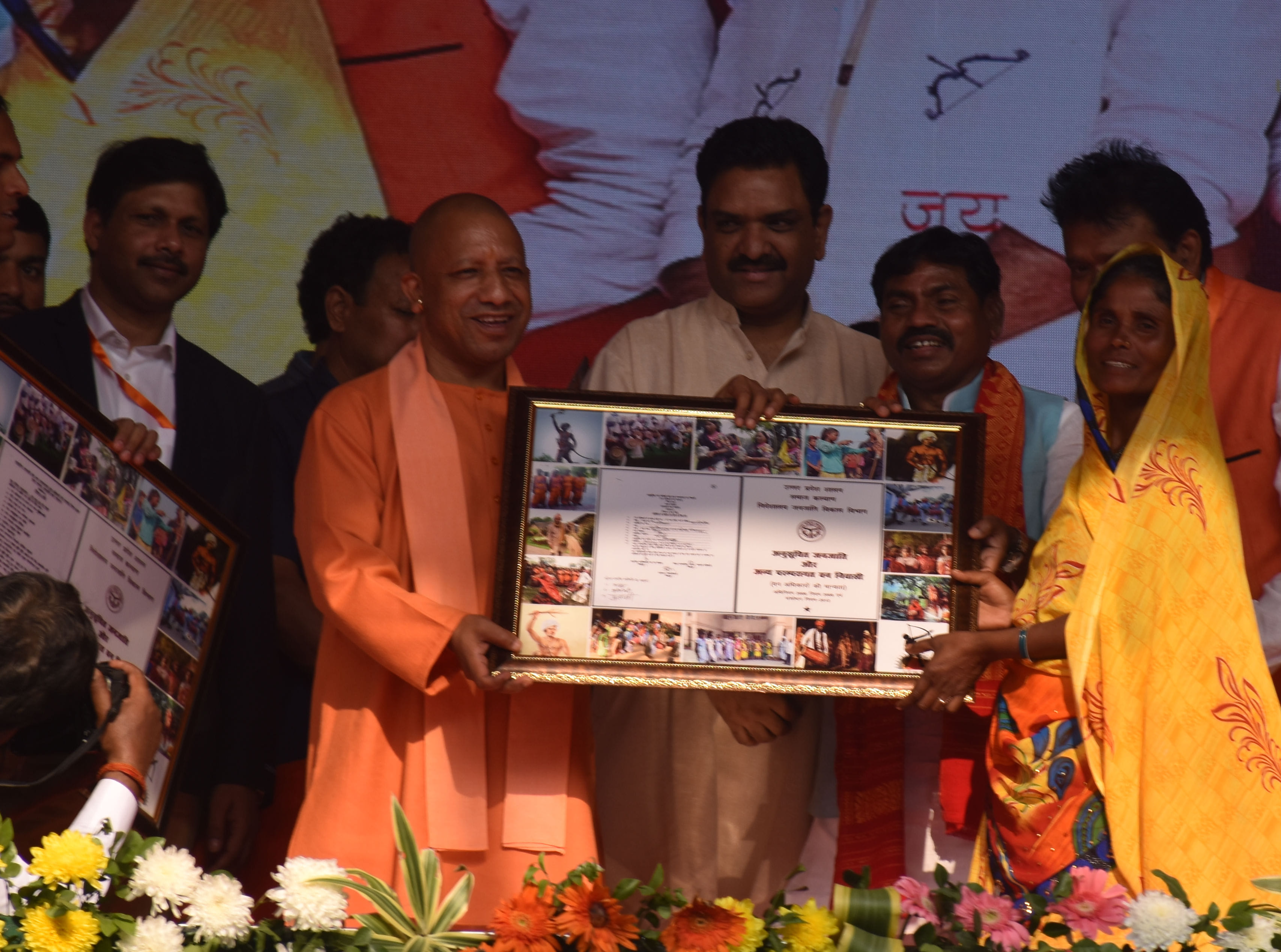 जनजातीय गौरव दिवस पर सोनभद्र के बभनी में जनजातीय परिवार को वनाधिकार कानून के तहत पट्टे का प्रमाण जनजातीय गौरव दिवस पर सोनभद्र के बभनी में जनजातीय परिवार को वनाधिकार कानून के तहत पट्टे का प्रमाण