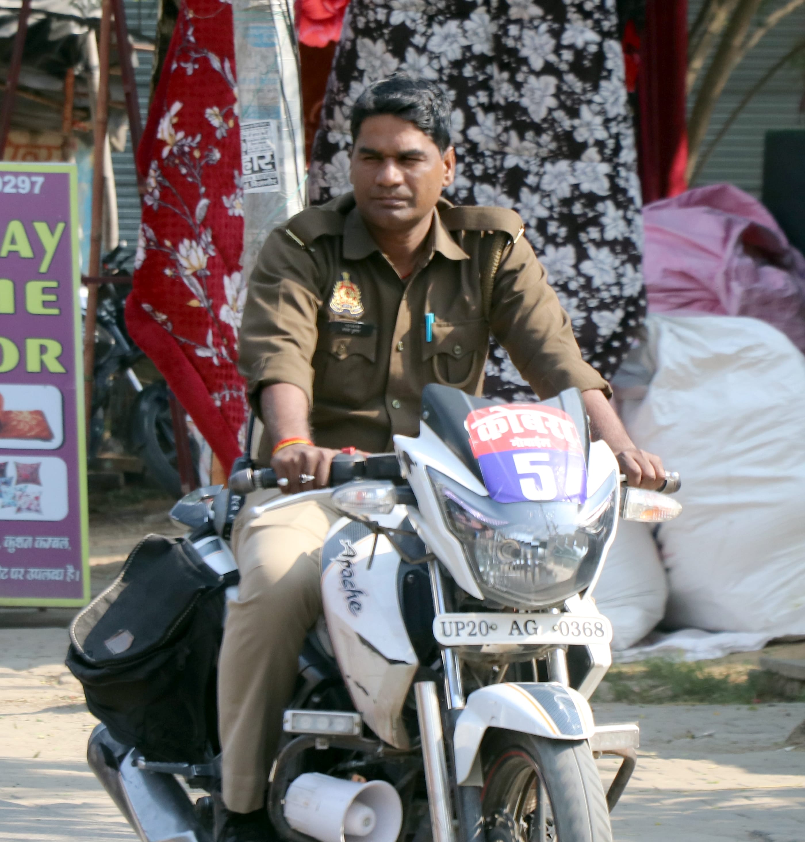 कोई इन्हें भी पढ़ा दे यातायात नियमों का पाठ। बिजनौर में यातायाता सुरक्षा माह जागरूकता के लिए जहा?