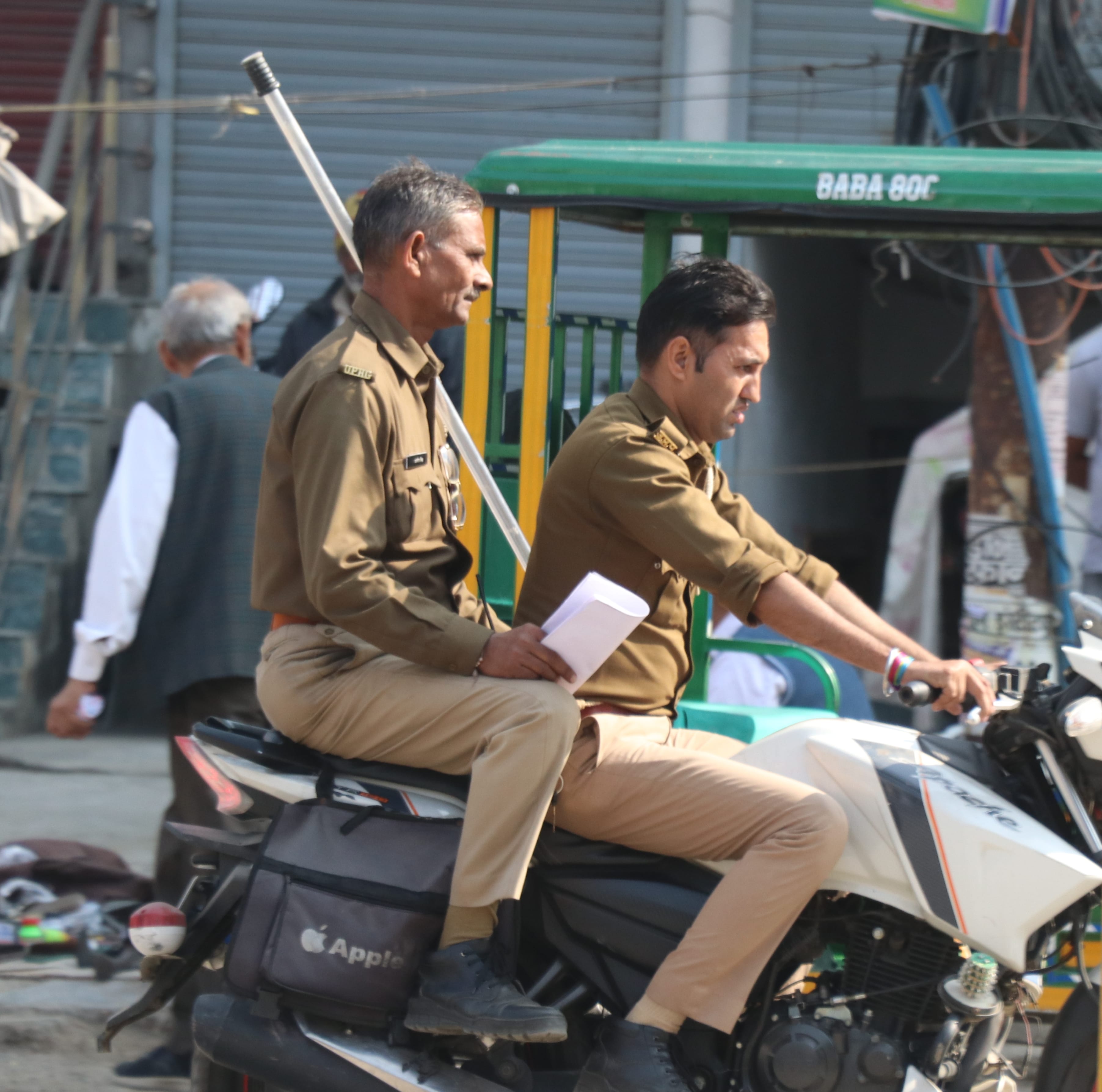 कोई इन्हें भी पढ़ा दे यातायात नियमों का पाठ। बिजनौर में यातायाता सुरक्षा माह जागरूकता के लिए जहा?
