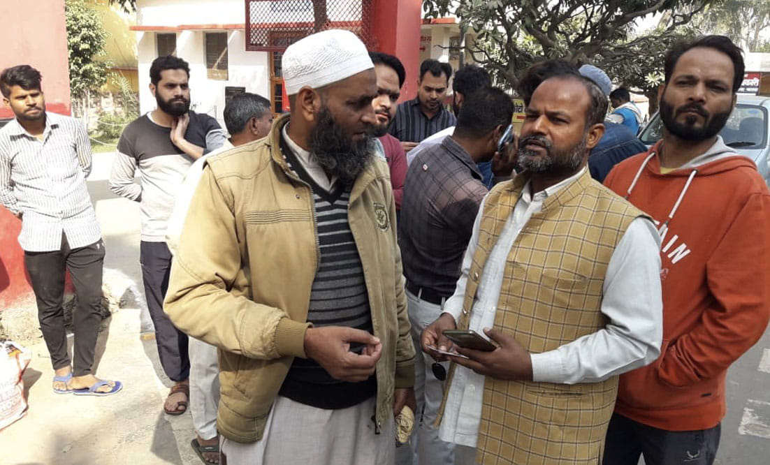 खेकड़ा थाने में आरोपी ट्रक चालक के खिलाफ कार्रवाई की मांग के लिए पहुंचे मोहल्ला अहिरान निवासी मृ? खेकड़ा थाने में आरोपी ट्रक चालक के खिलाफ कार्रवाई की मांग के लिए पहुंचे मोहल्ला अहिरान निवासी मृ?