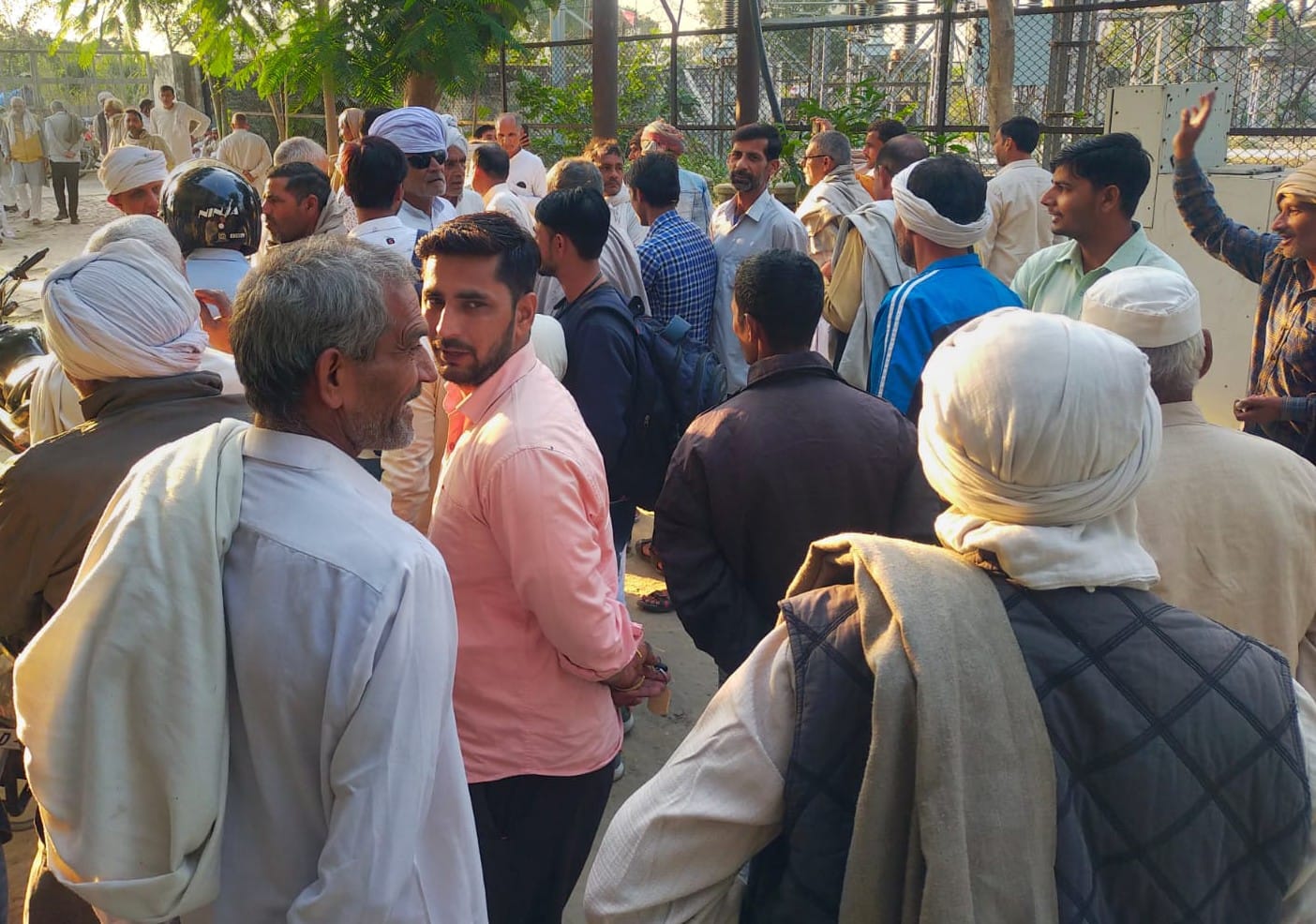 नलकूपों पर मीटर लगाने के विरोध में छपरौली बिजलीघर पर हंगामा करते किसान नलकूपों पर मीटर लगाने के विरोध में छपरौली बिजलीघर पर हंगामा करते किसान