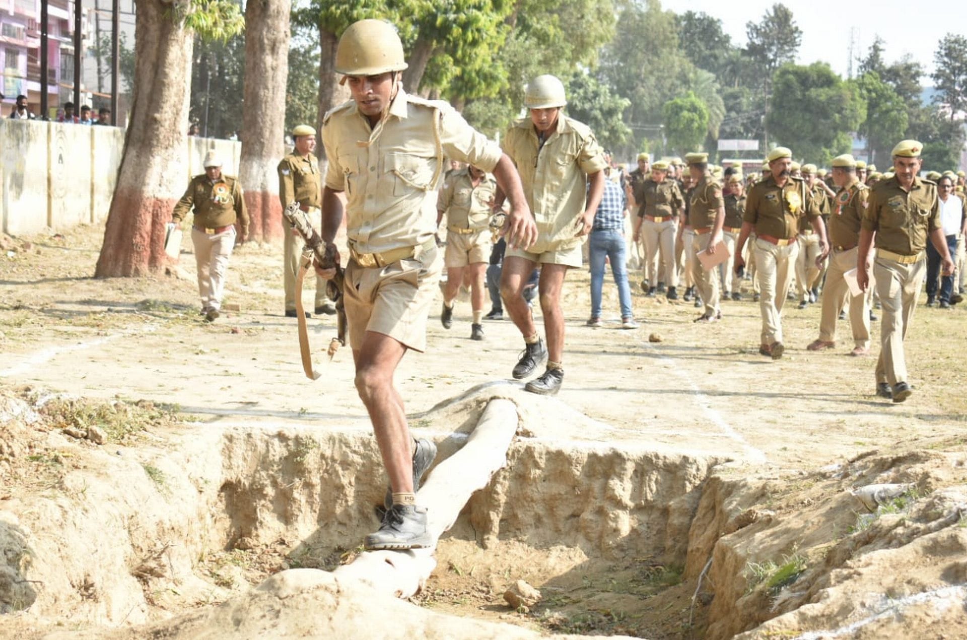 पुलिस लाइन में अलार्म एफीसिएंसी रेस  में भाग लेते पुलिस कर्मी। संवाद