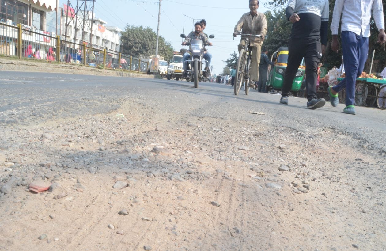 दिल्ली रोड पर टूटी पडी सडक ।संवाद