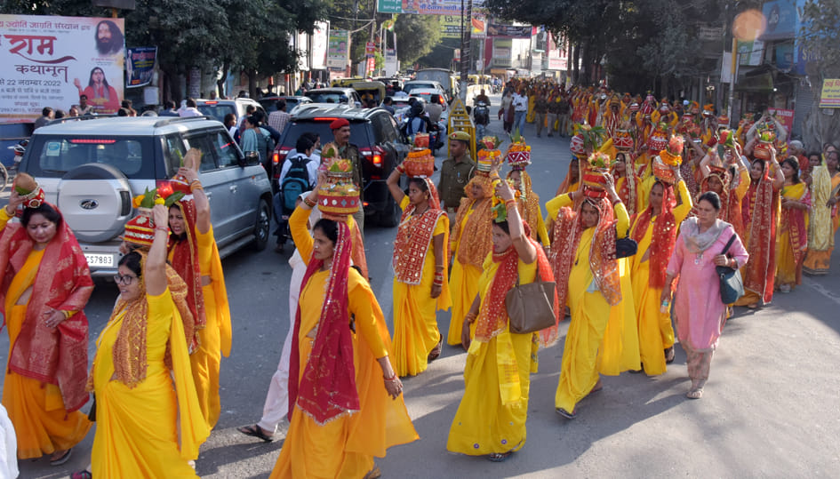 दिव्य ज्योति जाग्रति संस्थान पंत विहार से निकली राम कथा मंगल कलश शोभा यात्रा में कलश लिये महिलाए?