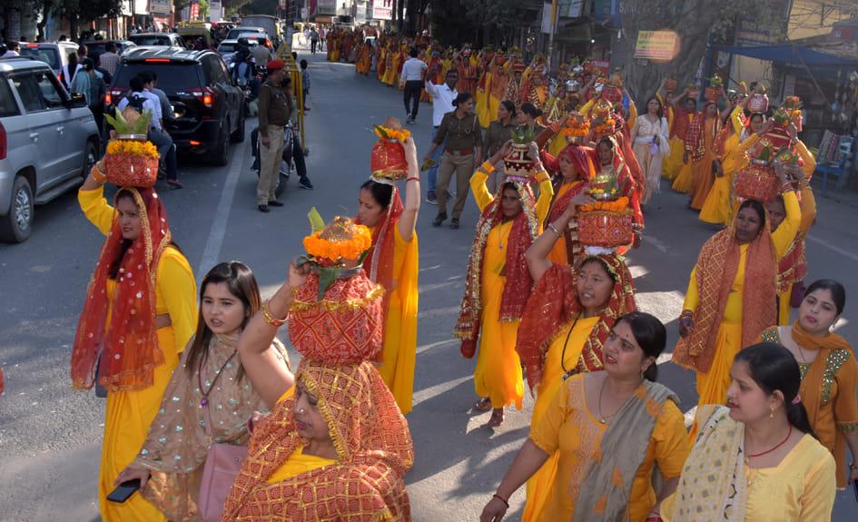 व्यि ज्योति जाग्रति संस्थान पंत विहार से निकली राम कथा मंगल कलश शोभा यात्रा में कलश लिये महिलाएं