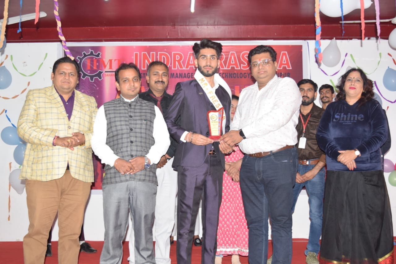 आईआईएमटी में ऋषभ को मिस्टर फ्रेशर का खिताब देते सचिव ईशु मित्तल आईआईएमटी में ऋषभ को मिस्टर फ्रेशर का खिताब देते सचिव ईशु मित्तल