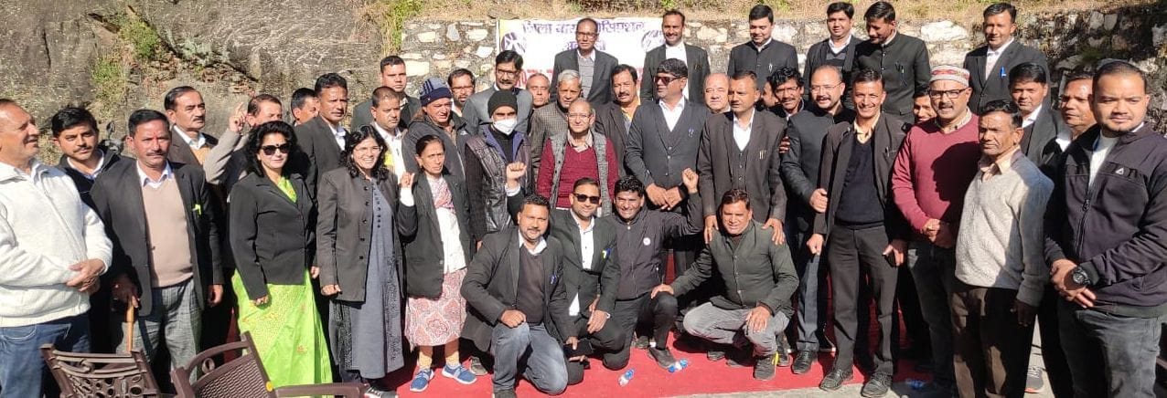 अल्मोड़ा जिला कोर्ट में धरना देते अधिवक्ता। संवाद