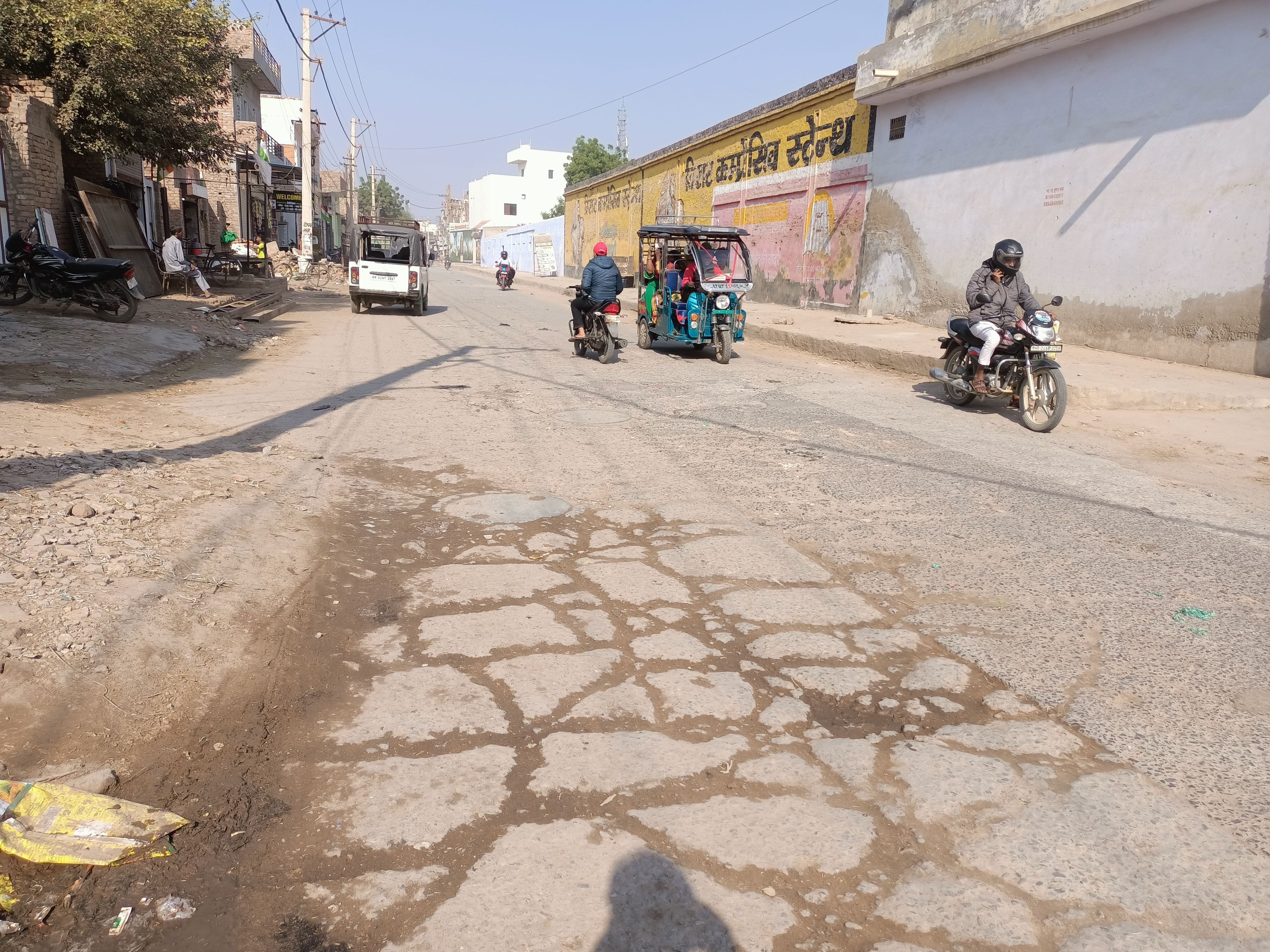 गोशाला रोड की खस्ताहाल स्थिति। संवाद गोशाला रोड की खस्ताहाल स्थिति। संवाद