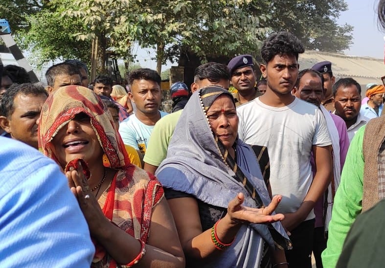 जंघई में अतिक्रमण हटाए जाने के दौरान हाथ जोड़कर गुहार लगाती महिला। संवाद