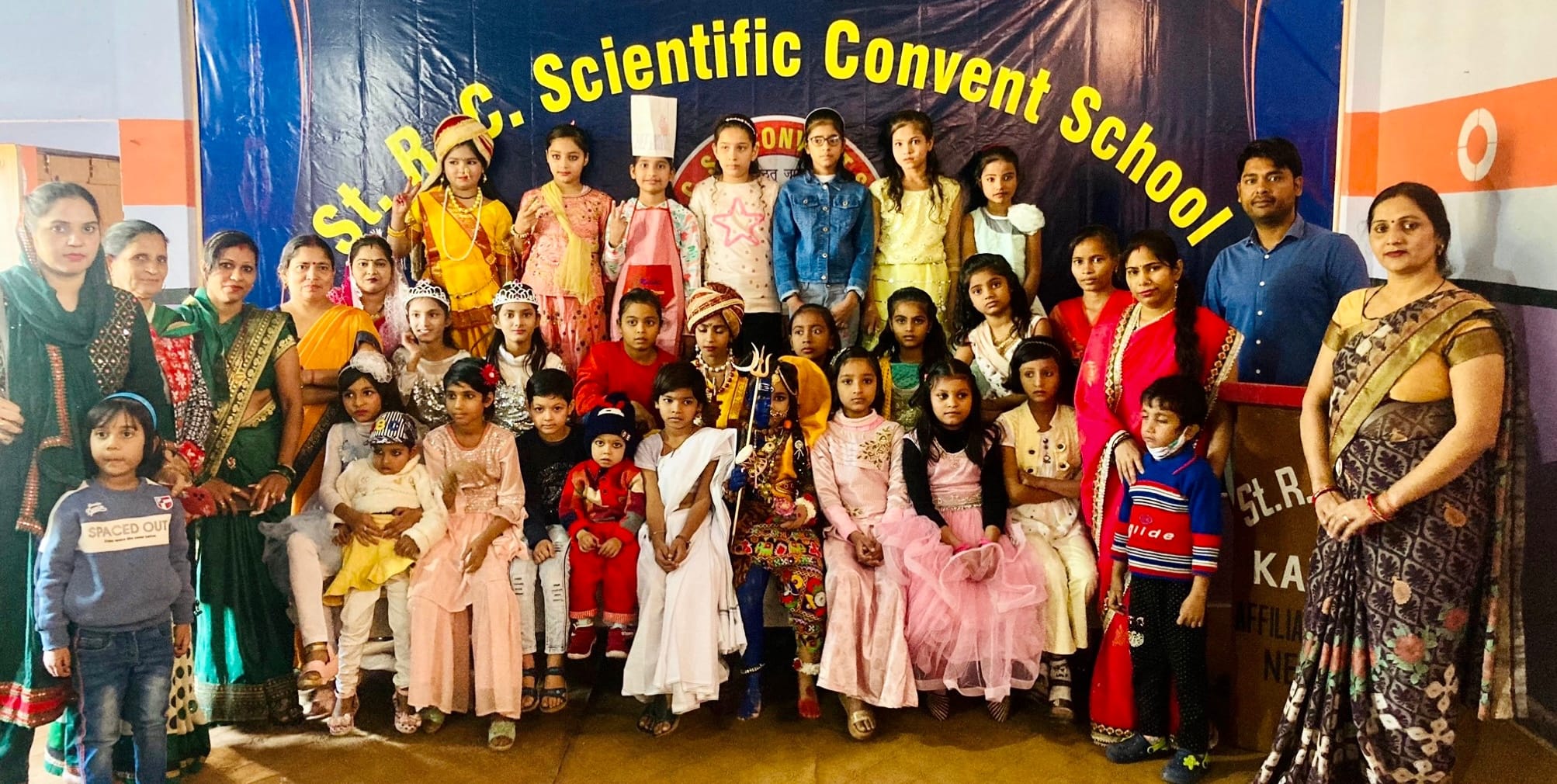 कैराना के सेंट आरसी स्कूल में फैंसी ड्रेस प्रतियोगिता में भाग लेते बच्चे कैराना के सेंट आरसी स्कूल में फैंसी ड्रेस प्रतियोगिता में भाग लेते बच्चे