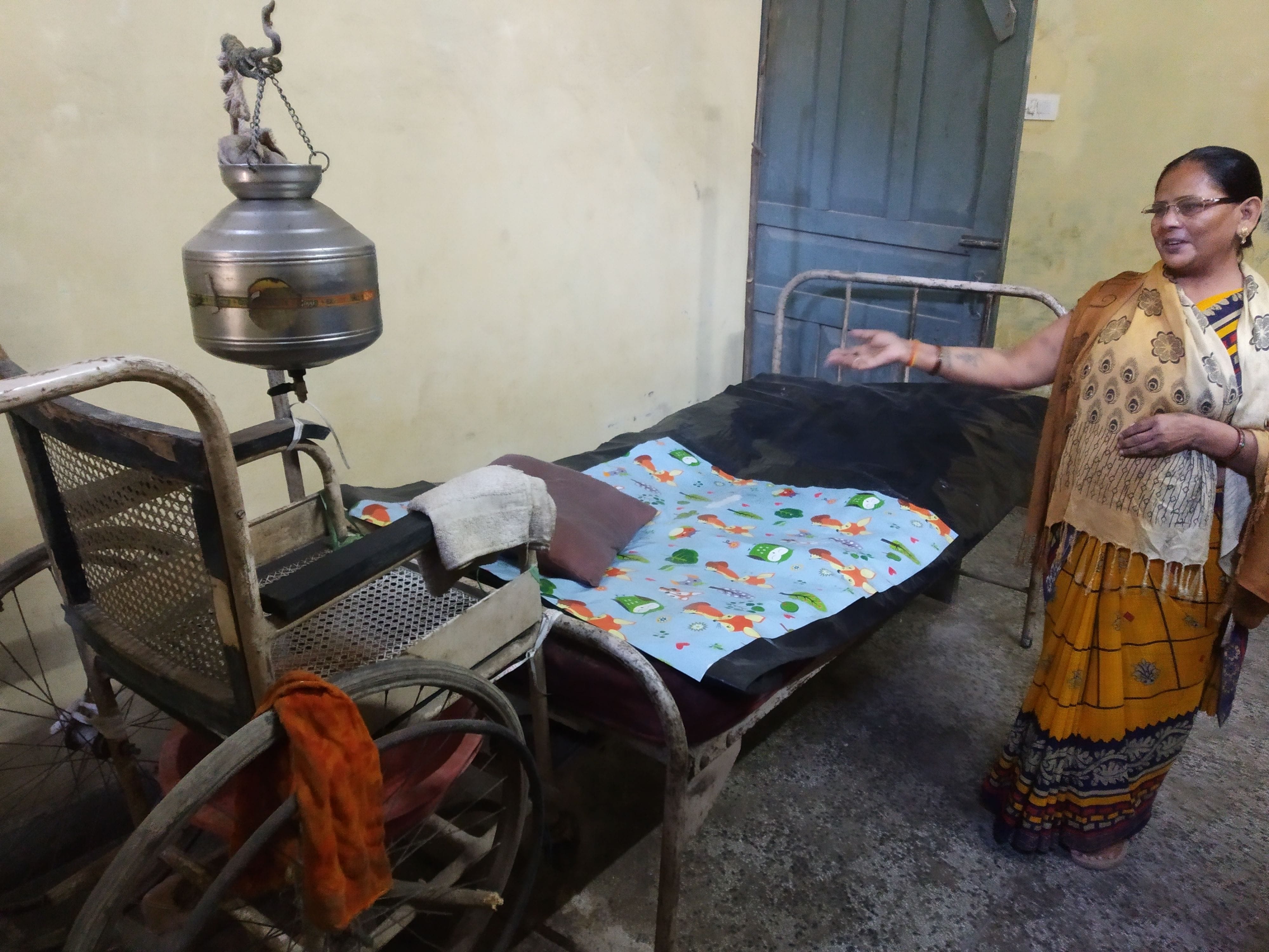 विशेष पलंग न होने पर पंचकर्म कक्ष में व्हील चेयर बांधकर जुगाड़ से तैयार किया गया बेड।