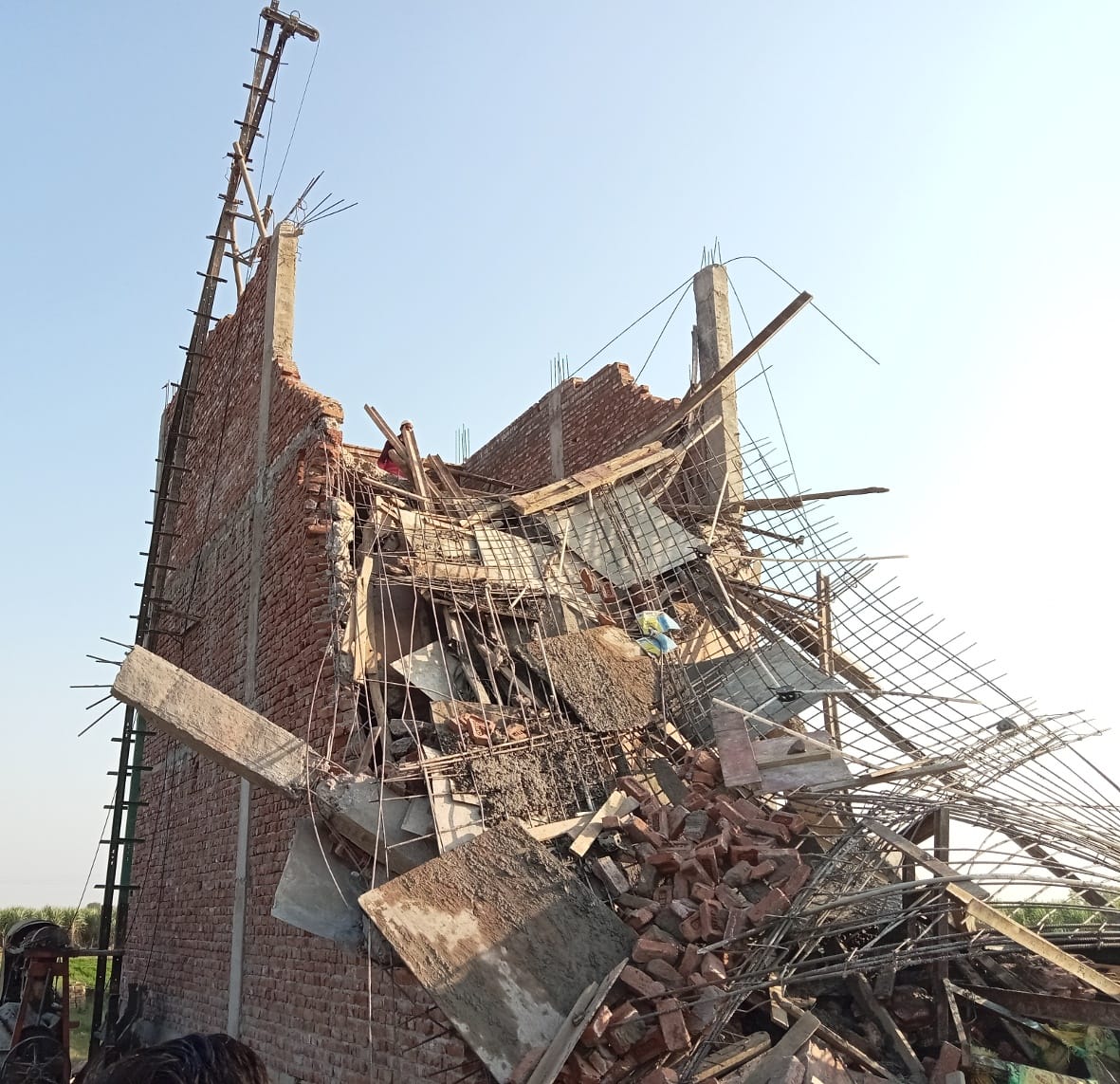 अमीनगर सराय में गिरा नवनिर्मित भवन का लिंटर अमीनगर सराय में गिरा नवनिर्मित भवन का लिंटर