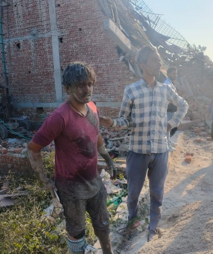 अमीनगर सराय में नवनिर्मित भवन का लिंटर गिरने के दौरान घायल हुए मजदूर इस्तकार को अस्पताल ले जाते ह अमीनगर सराय में नवनिर्मित भवन का लिंटर गिरने के दौरान घायल हुए मजदूर इस्तकार को अस्पताल ले जाते ह