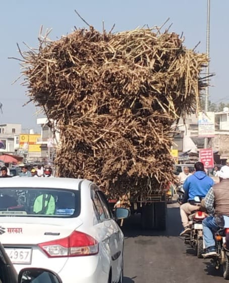 बड़ौत में दिल्ली रोड़ पर पुलिस चौकी के सामने से गुजरता ओवरलोड गन्ने से लदा ट्रक। बड़ौत में दिल्ली रोड़ पर पुलिस चौकी के सामने से गुजरता ओवरलोड गन्ने से लदा ट्रक।