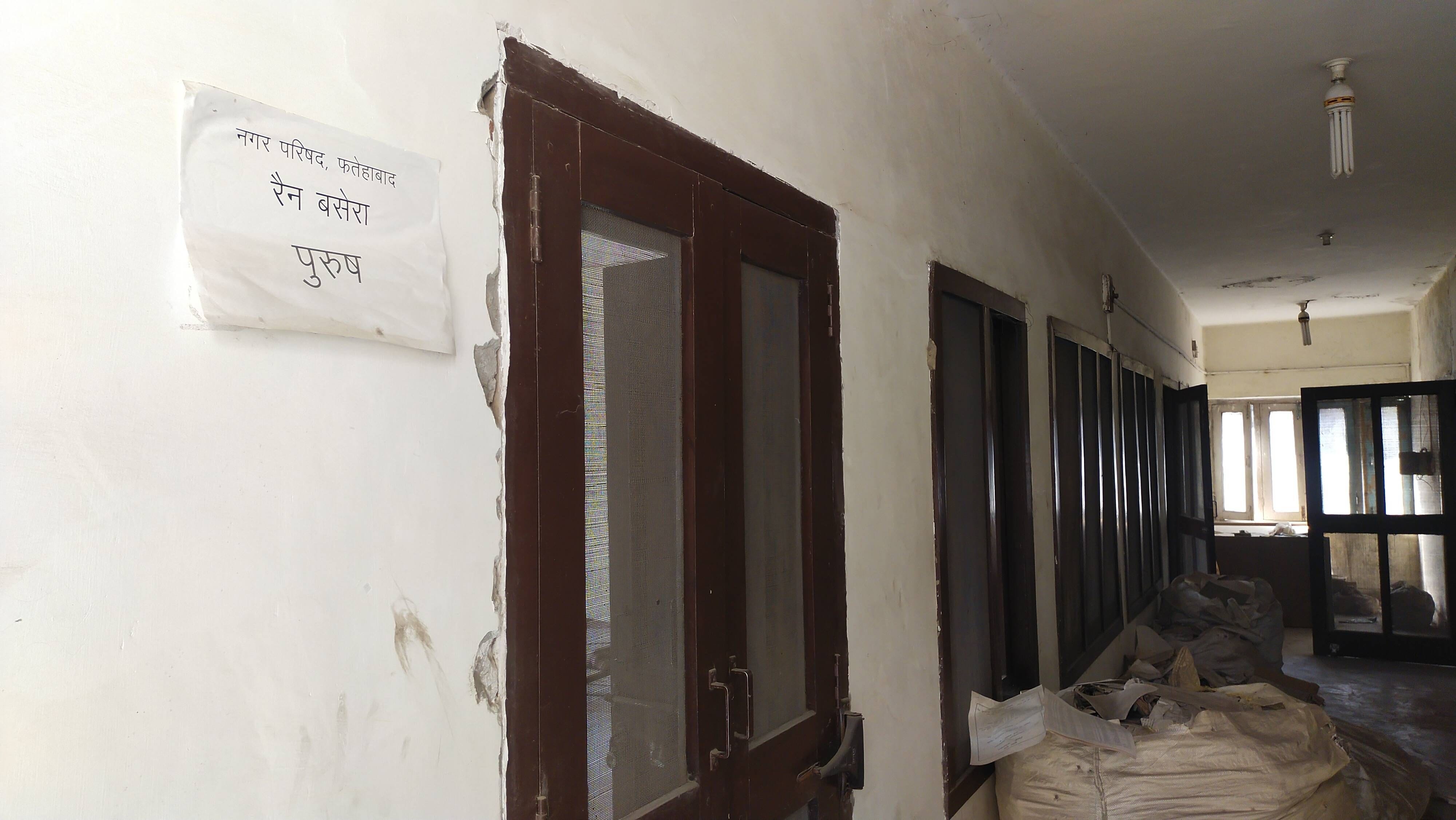 नप कार्यालय में रैन बसेरा का लगा पुराना नोटिस। नप कार्यालय में रैन बसेरा का लगा पुराना नोटिस।