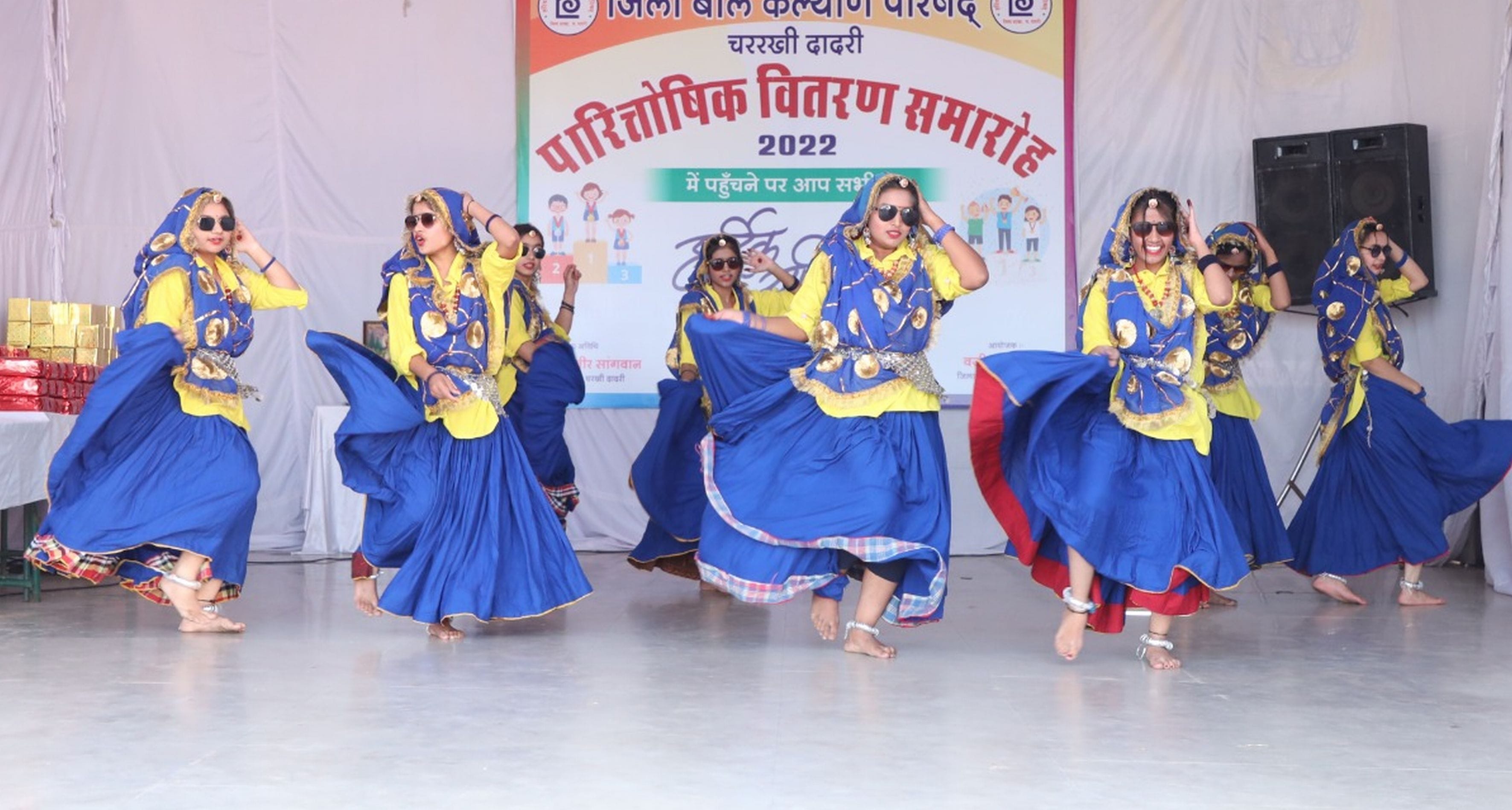 तैन्नू काला चश्मा जच्दा ऐ....दादरी राजकीय कन्या स्कूल में आयोजित कार्यक्रम में सांस्कृतिक प्रस्? तैन्नू काला चश्मा जच्दा ऐ....दादरी राजकीय कन्या स्कूल में आयोजित कार्यक्रम में सांस्कृतिक प्रस्?