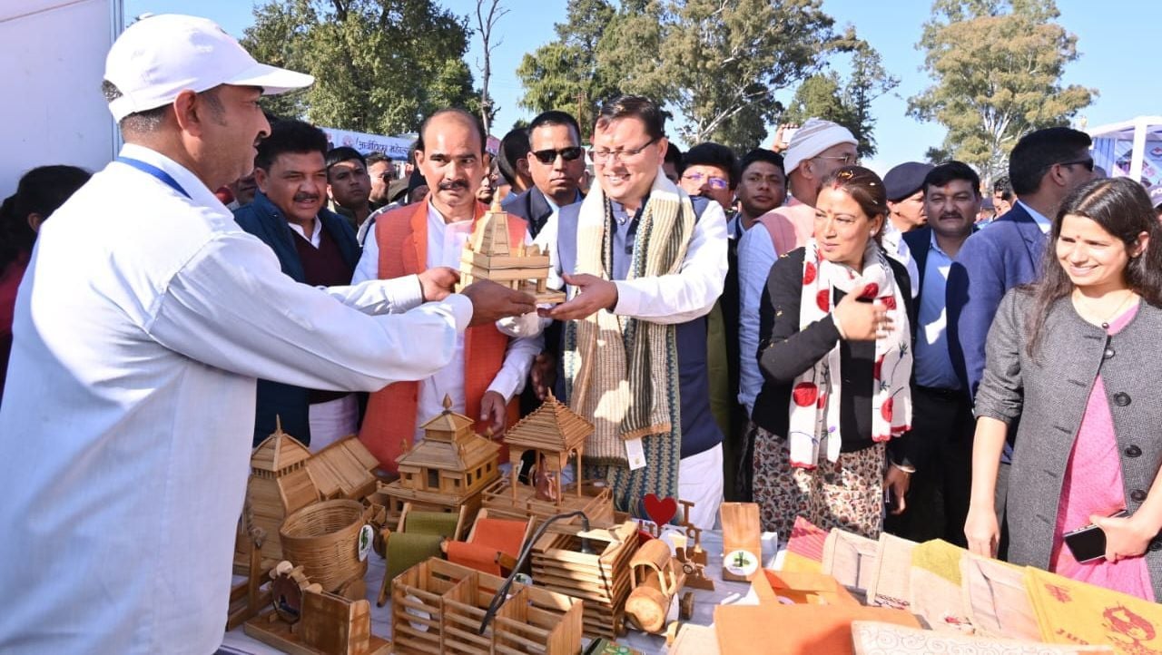 अल्मोड़ा के हवालबाग आजीविका महोत्सव में स्टॉल का निरीक्षण करते सीएम और अन्य। संवाद