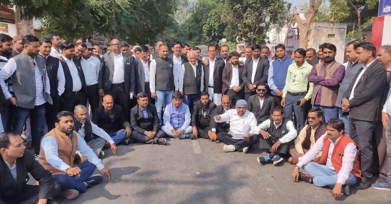 लालगंज में अधिवक्ता पर हमले के विरोध में राजमार्ग पर धरने पर बैठे अधिवक्ता। संवाद लालगंज में अधिवक्ता पर हमले के विरोध में राजमार्ग पर धरने पर बैठे अधिवक्ता। संवाद