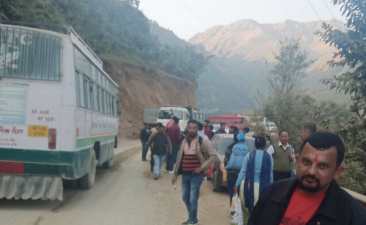 पांवटा-शिलाई एनएच पर हेवणा में सड़क बंद होने से लगी वाहनों की कतारें, पैदल जाते लोग। संवाद पांवटा-शिलाई एनएच पर हेवणा में सड़क बंद होने से लगी वाहनों की कतारें, पैदल जाते लोग। संवाद