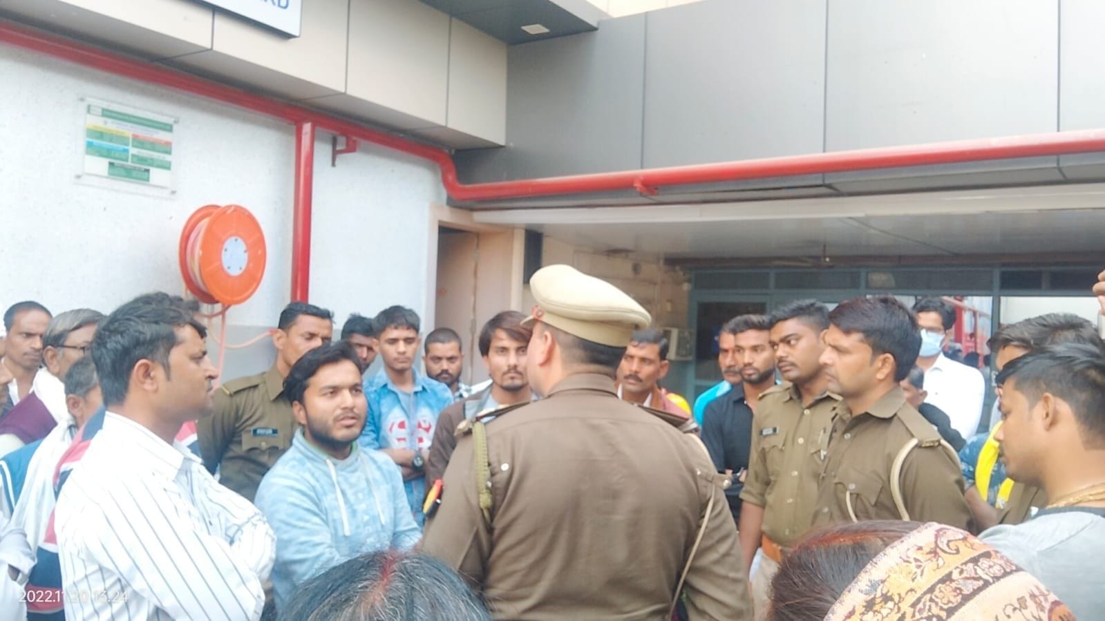 आक्रोशित परिजनों को समझाती पुलिस आक्रोशित परिजनों को समझाती पुलिस