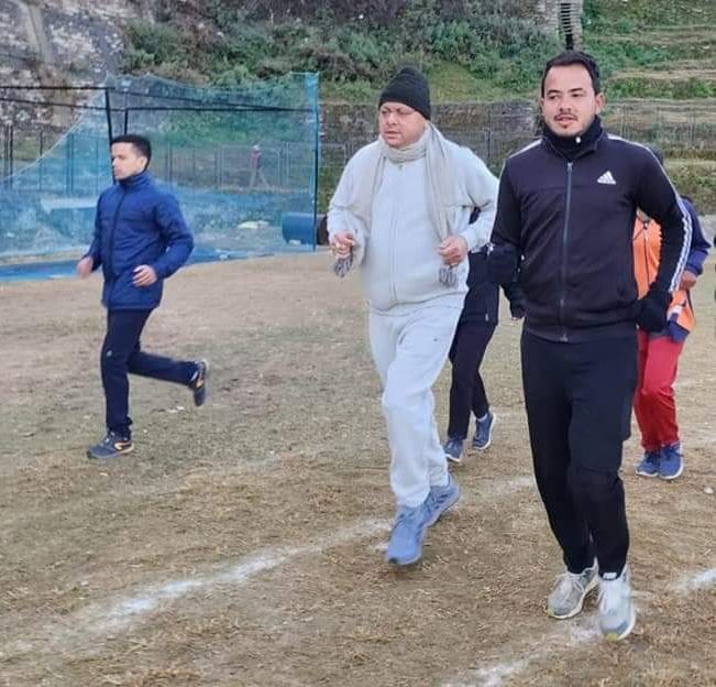 अल्मोड़ा के एचएनबी स्टेडियम में खिलाड़ियों के साथ दौड़ते सीएम सीएम पुष्कर सिंह धामी। संवाद