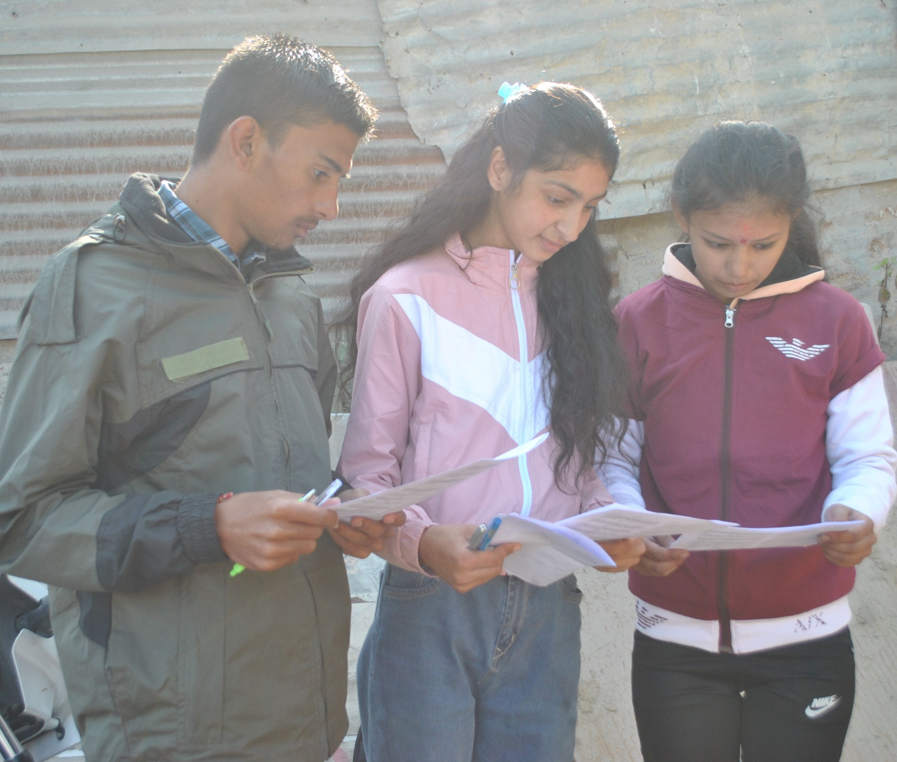 अल्मोड़ा में आयोजित अतुल माहेश्वरी छात्रवृत्ति परीक्षा-2022 के बाद प्रश्नपत्र मिलाते विद्यार्थी? अल्मोड़ा में आयोजित अतुल माहेश्वरी छात्रवृत्ति परीक्षा-2022 के बाद प्रश्नपत्र मिलाते विद्यार्थी?