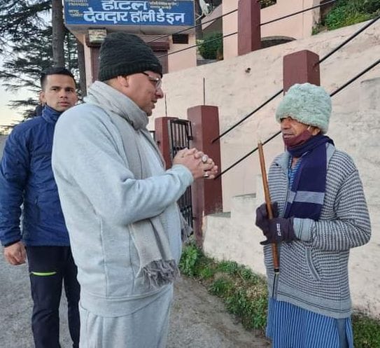 अल्मोड़ा में सुबह की सैर के दौरान एक व्यक्ति से हाल जानते सीएम पुष्कर सिंह धामी। संवाद