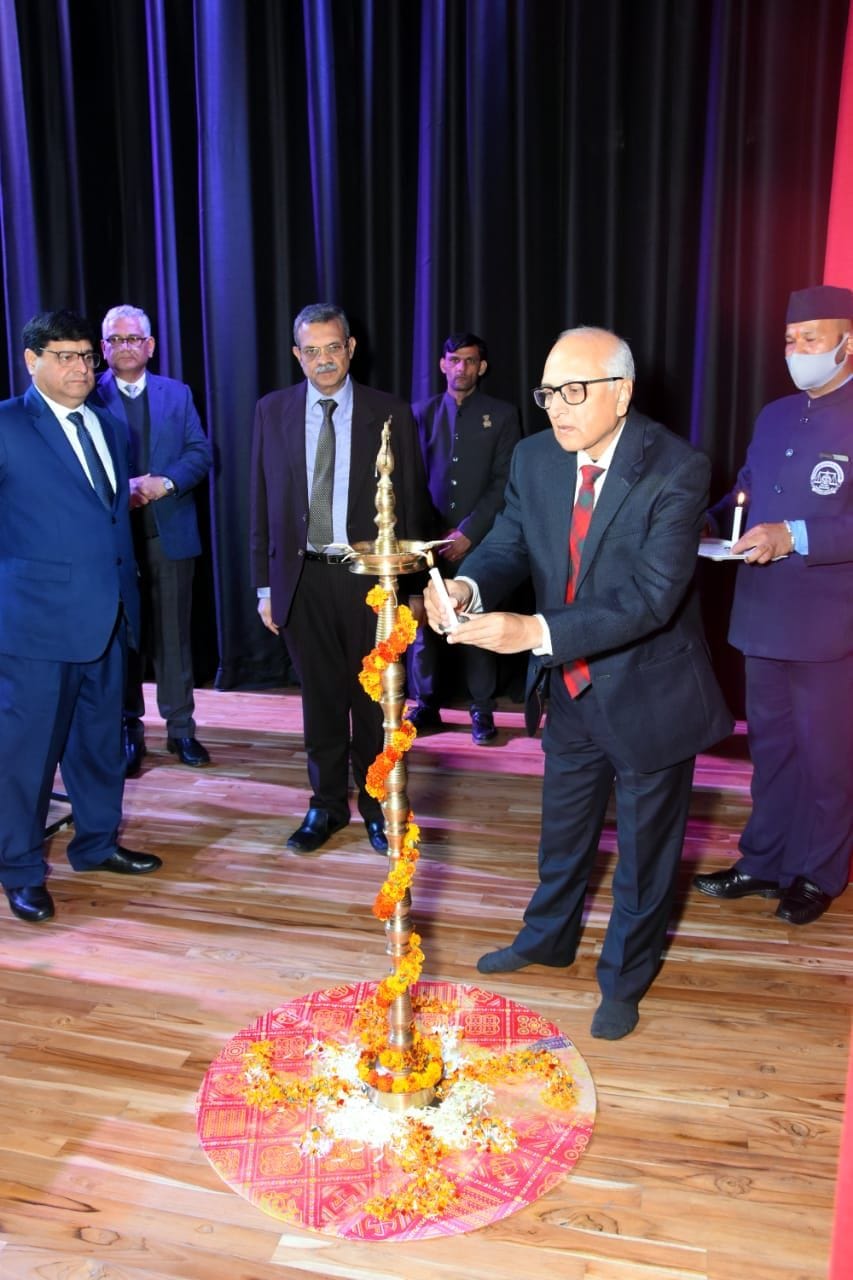 भवाली उजाला में आयोजित सेमिनार का दीप प्रज्वलित कर शुभारंभ करते सर्वोच्च न्यायालय के न्यायाधीश 