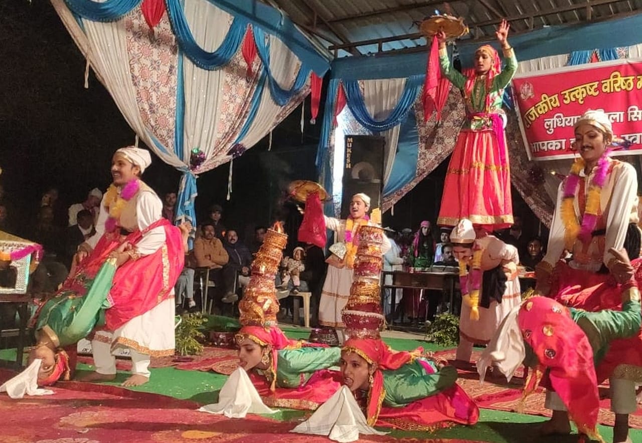 जिला स्तरीय सांस्कृतिक प्रतियोगिता में नृत्य प्रस्तुत करतीं नाहन जोन की छात्राएं। संवाद जिला स्तरीय सांस्कृतिक प्रतियोगिता में नृत्य प्रस्तुत करतीं नाहन जोन की छात्राएं। संवाद