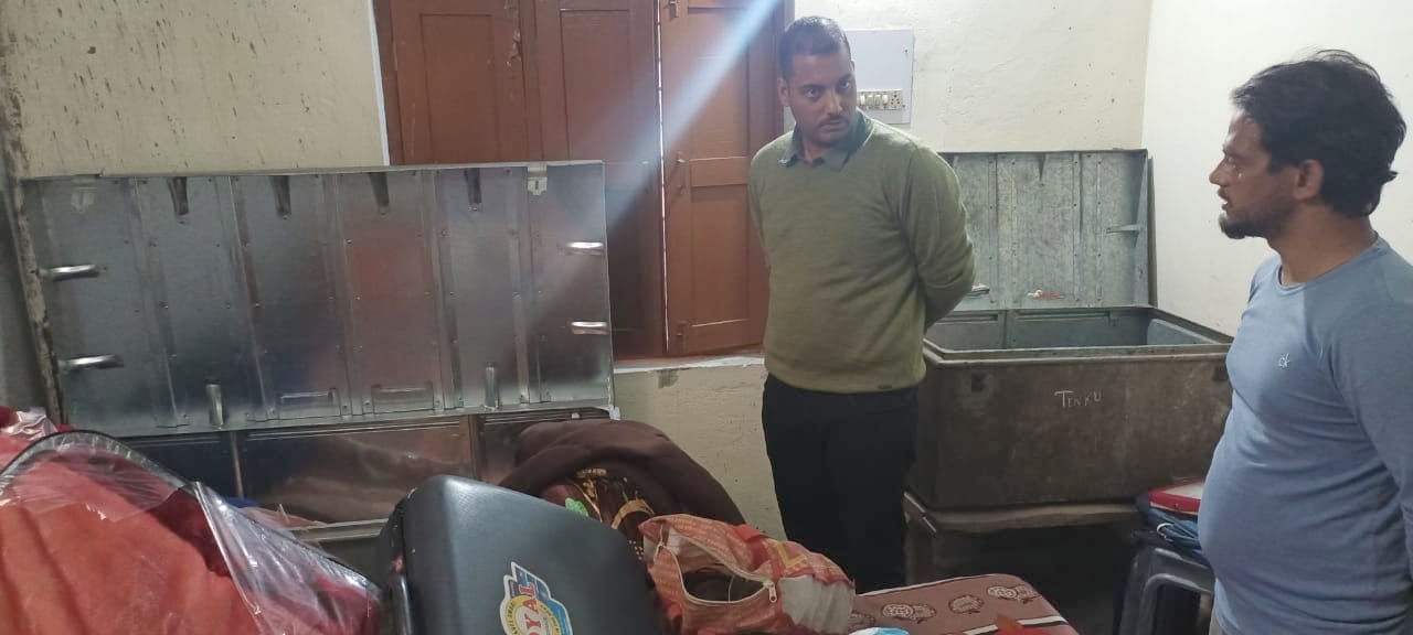 माजरा के रामपुर माजरी गांव में चोरी की घटना के बाद पुलिस को मौके का निरीक्षण करवाते ग्रामीण। संवा माजरा के रामपुर माजरी गांव में चोरी की घटना के बाद पुलिस को मौके का निरीक्षण करवाते ग्रामीण। संवा
