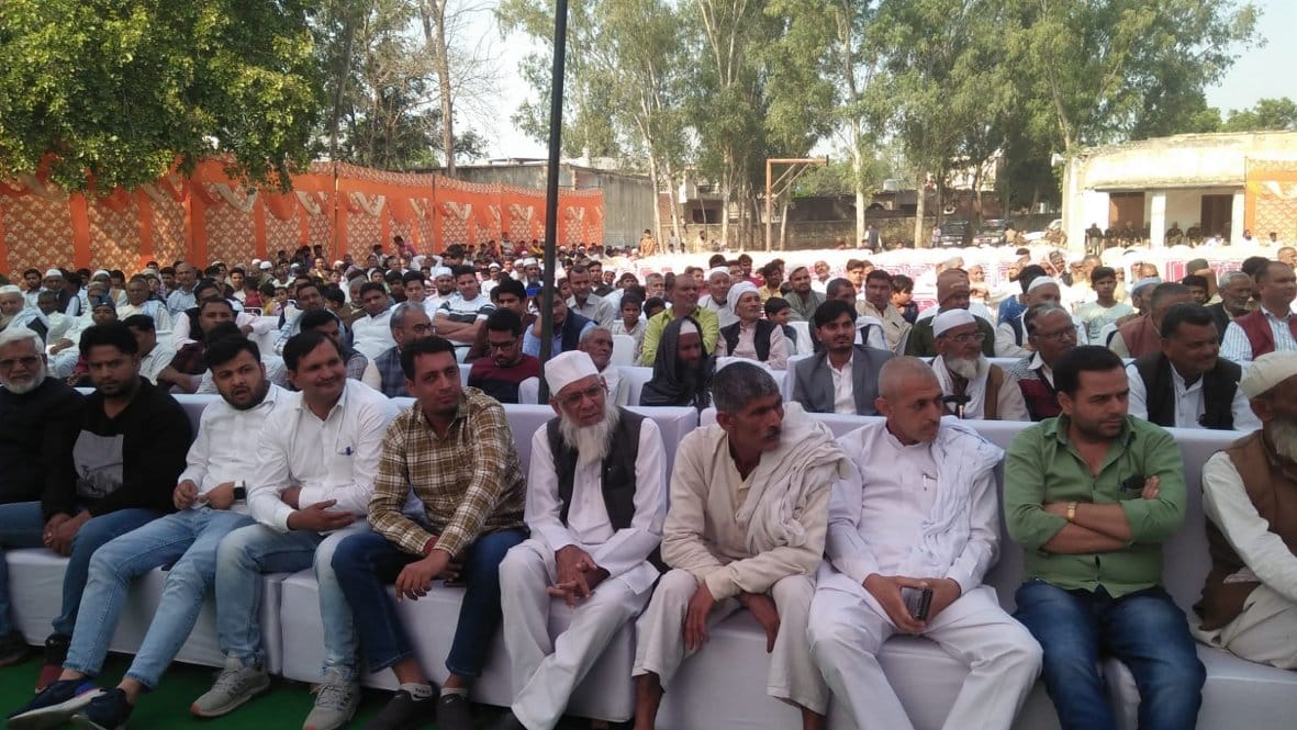 मुस्लिम इण्टर कालेज असारा में आयोजित कोमी एकता सम्मेलन में भाग लेते लोग