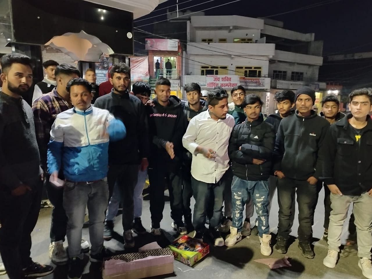 पिथौरागढ़ के सिल्थाम तिराहे पर आतिशबाजी करते कांग्रेस के युवा कार्यकर्ता। संवाद पिथौरागढ़ के सिल्थाम तिराहे पर आतिशबाजी करते कांग्रेस के युवा कार्यकर्ता। संवाद