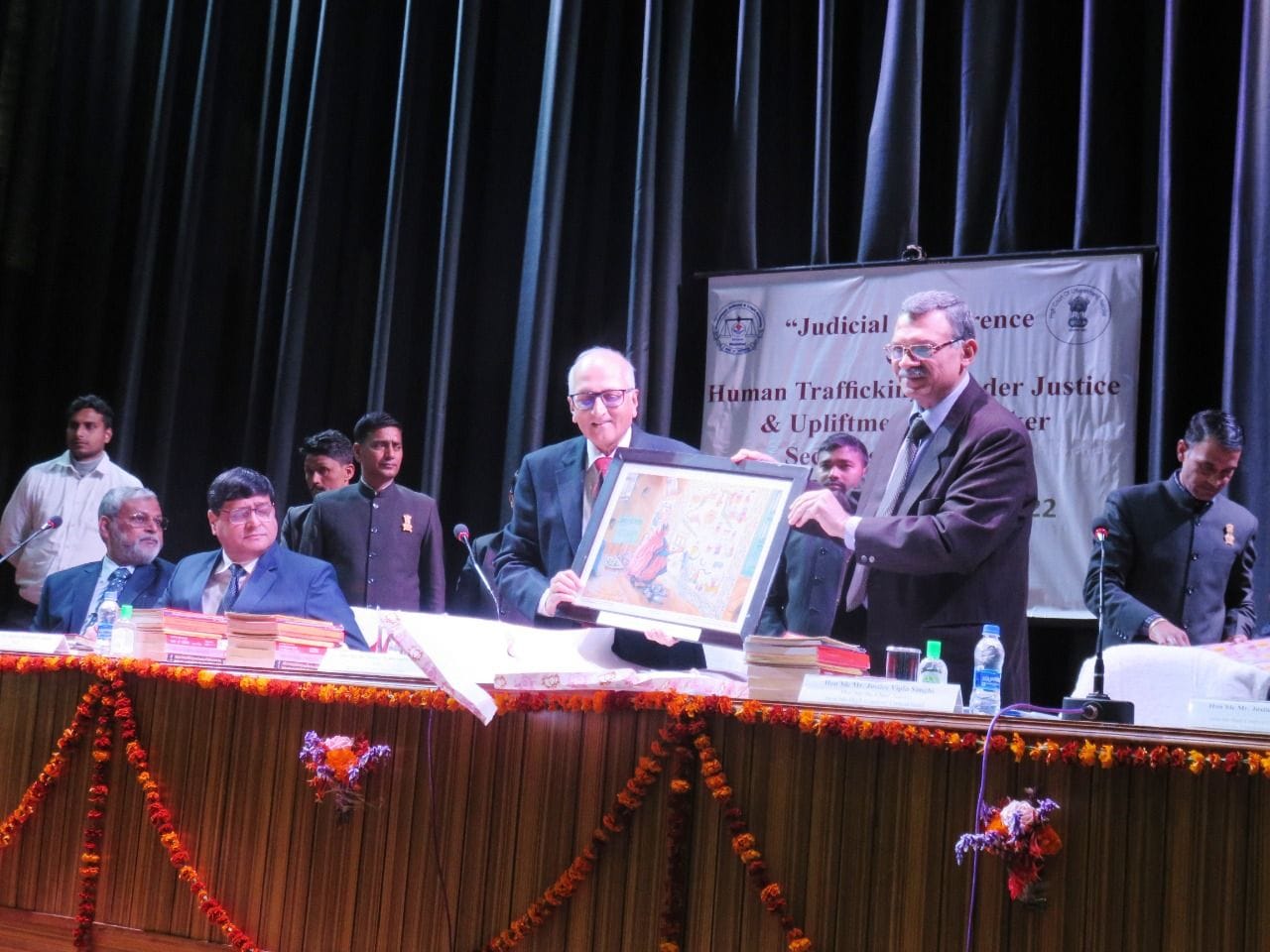 सर्वोच्च न्यायालय के न्यायमूर्ति एस रविंद्र भट्ट को स्मृति चिन्ह देते हाईकोर्ट के मुख्य न्याया?