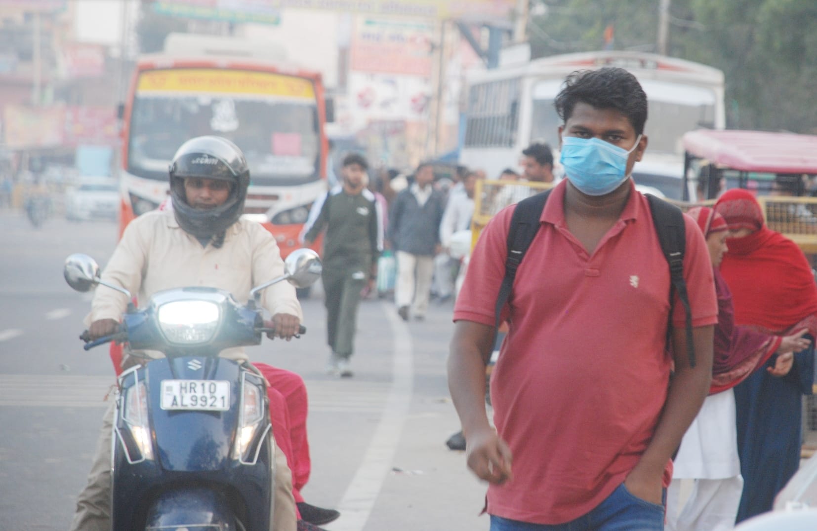 शाम 4.30 बागपत में दिल्ली-सहारनपुर नेशनल हाईवे पर स्मॉग के कारण मास्क पहनकर जाता युवक व वाहन की लाइट शाम 4.30 बागपत में दिल्ली-सहारनपुर नेशनल हाईवे पर स्मॉग के कारण मास्क पहनकर जाता युवक व वाहन की लाइट